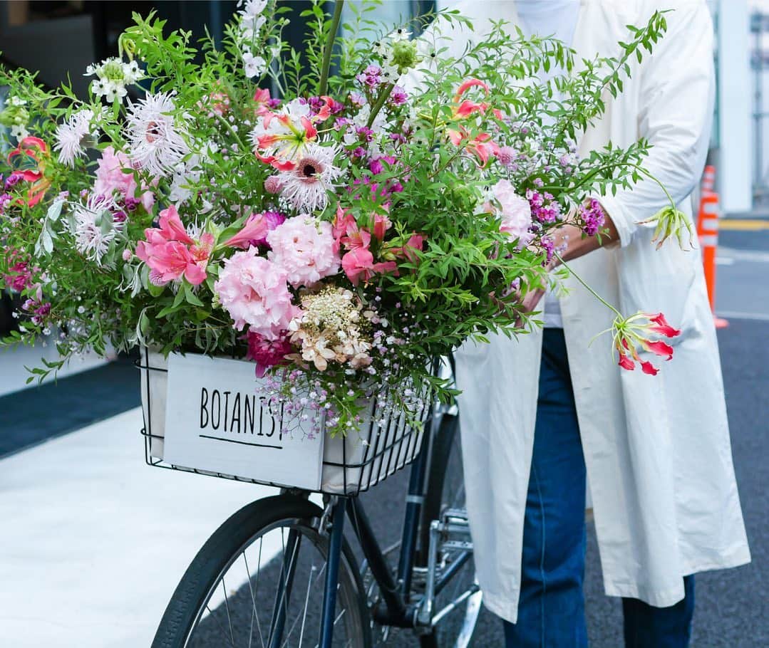 botanist officialさんのインスタグラム写真 - (botanist officialInstagram)「9/5（土）BOTANIST Tokyo（@botanist_tokyo）にて、【SAVE THE FLOWERS】キャンペーンで購入した、581本のお花を配布いたしました🌼﻿ ディスプレイ用のお花もすべて皆さまに届けることができました☺️﻿ ﻿ お立ち寄りいただいた皆さま、本当にありがとうございました♪﻿ ﻿ 静岡県産のガーベラには「希望」、沖縄県産のクルクマには「忍耐」という花言葉があります。﻿ コロナ禍の中でも、お花が側にあるだけで、人は少しの勇気や、希望を感じることができます。 ﻿ ﻿ 今回、私たちの581本のお花を配布する活動だけで、大きな支援になるとは思っていません。﻿ しかし、お花と一緒に生産者の皆さまの想いを分かち合うことで、一人でも多くの方がいつも以上にお花に癒されたと感じていただけたら幸いです✨﻿ ﻿ 考えることも感じることも膨大な時期だからこそ、今日から一輪お花を買って帰りませんか？﻿ 植物と共に、心地よい暮らしを🌿﻿ ﻿ #共に生きる_BOTANIST﻿ #共に生きる_COEXITENCE﻿ #ShareFlowers﻿ ﻿ #BOTANIST #ボタニスト #botanisttokyo #ボタニストトウキョウ #botanicalbeauty﻿ ⠀⠀﻿ 🗼@botanist_tokyo﻿ 🌍@botanist_global﻿ 🇨🇳@botanist_chinese」9月7日 18時35分 - botanist_official