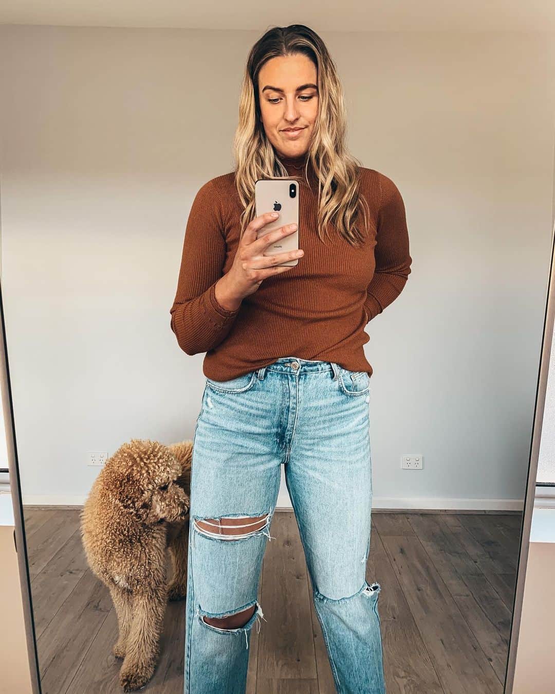 ブリタニー・エルムズリーのインスタグラム：「It’s Women’s Health week. Ladies, a reminder to look after and celebrate the beautiful body you have been blessed with, not just this week, but every dam week of the year 🧡  Absolutely no goal you are chasing, no matter how ambitious, is more of a priority than your health. When I was 21, I found a breast lump... yes, 21. It took me a whole year to make time to go and get it checked. I was ‘too busy’, but to be honest, I was just scared! I ended up having surgery to get it removed because it had potential to turn cancerous. Everyday I am grateful I made the choice to be brave and prioritise my health.   Listen to your body. There is no harm in seeking answers when something doesn’t feel right, the harm is caused when you don’t 🧡  #womenshealth」