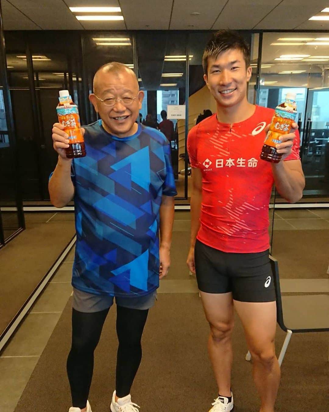 桐生祥秀のインスタグラム：「伊藤園さんの健康にいい汗かこう キャンペーンに参画させていただきました。 昔からずっと飲んでいるミネラルむぎ茶のキャンペーンに携われることは とても光栄に思います 鶴瓶さんともご一緒に撮影できて 充実した時間でした。  #伊藤園 #健康ミネラルむぎ茶 #ミネラル #ミネラルゴクゴク #健康にいい汗かこう #スポーツにもむぎ茶」