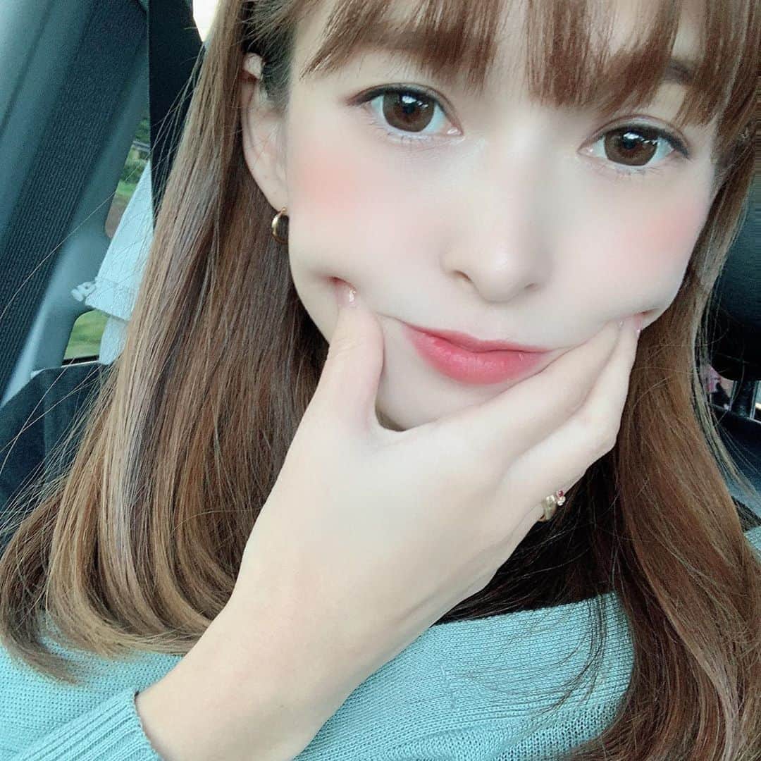 町田亜里香のインスタグラム：「一昨日久々にスタバ… もはや数ヶ月ぶりレベルです😂 美味しかった🥴 わたしは新作飲んでみたんだけど… やっぱりダークモカチップがいい。笑 . . じゅなとじゅきも久々に… お買い物一緒に行きました。 やっぱりまだじゅきは難しい。 アルコールおばさんになってました。笑 . . 私が住んでる市は、 もうあまり出ていない状況です🦠 早く普通に生活したいなぁ。。 でも前よりは不安じゃないかも。 . 未だに亡くなったという ニュースがあるのは事実だし。 何もわからないウイルスなのは 変わってない。 けど、対策はわかってきたから 無駄に人混みに行かないようにして 生活を取り戻していかないとね。 とかいいつつびびりだから自粛だろうな。笑 ちいは今日から週に何回なのかは 知りませんが…😱😱 都内に電車🚃で行くことになり… それが決まってからニキビ発生😂 不安症は治らないみたい😂 不安によるストレスです。笑 前みたいに生理不順とかにならないように頑張ります！🥴 . . #スタバ #スタバ新作 #家族」