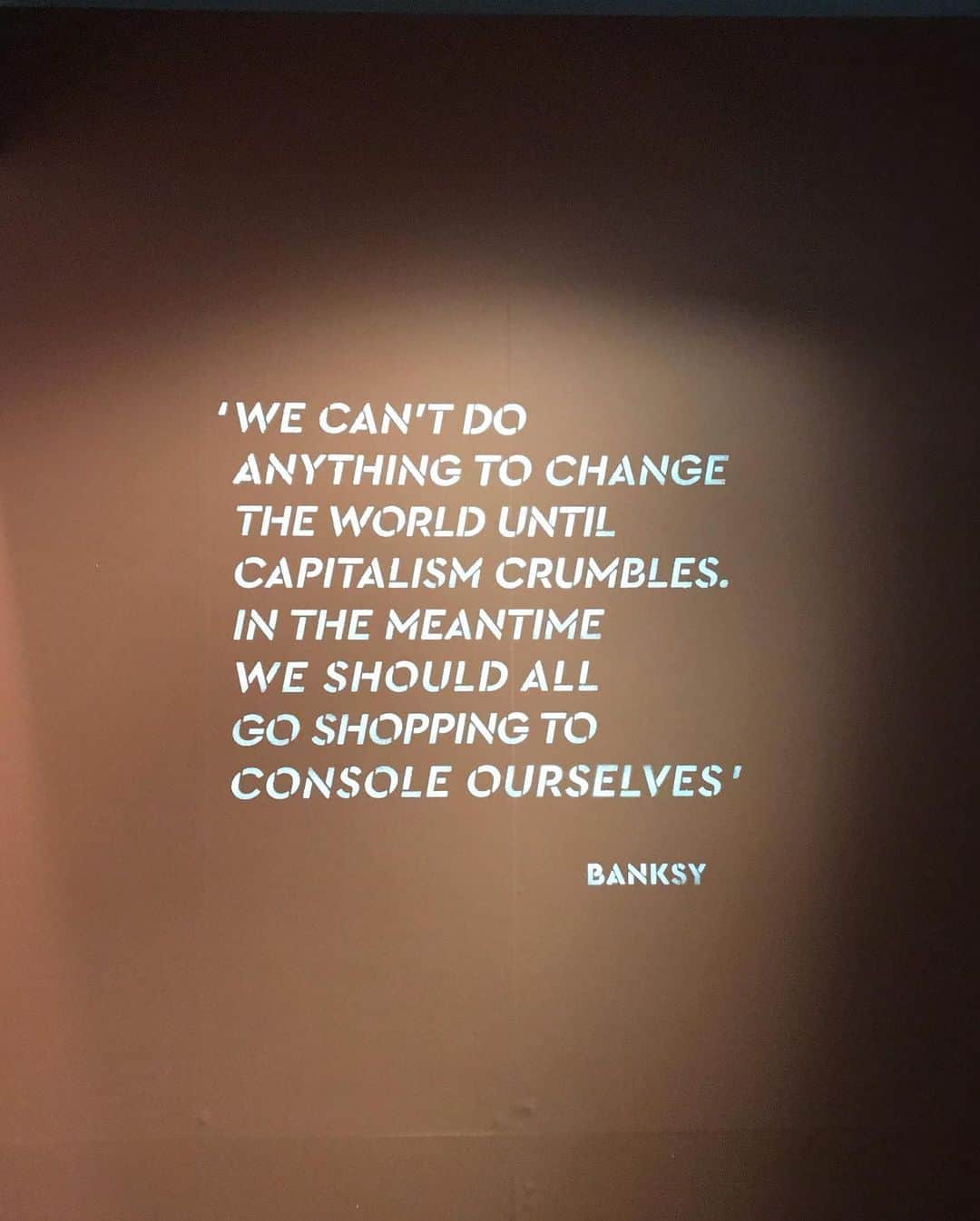 名越涼子さんのインスタグラム写真 - (名越涼子Instagram)「#banksy  #banksyjapan   未だ謎に包まれるバンクシー。 なぜ、世界中の人がこんなにも魅了され続けるのか。 なぜ、未だに正体がわからないのか。 どうやってあれだけの大作を描いているのか。  じっくり彼の作品に触れたのは初めてだったけど、脳内刺激が強くて心がわくわくして、いつの間にか息するのも忘れて見入ってた。  これがバンクシーの魅力なのか。  好き。 一一一一一一一一一一一一 #バンクシー展#バンクシー #作品#作品展#コレクター #アート#アーティスト#art #artist#arts」9月7日 18時44分 - nagoshi_ryo