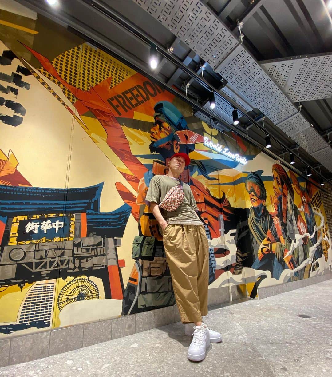 mastasimonのインスタグラム：「New Mural at Yokohama Station !  Big up to @dragon76art !!  Art is 🔥🔥🔥🔥🔥  JR横浜駅改札口！！  #ecuteeditionyokohama #art #mural #paintingonthewall #yokohama」