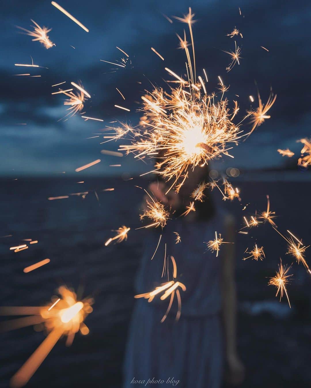 のインスタグラム：「Spark パチパチ弾ける閃光🎆 これぐらいの魔法が使えたらいいのになぁ . Location:大阪 Osaka / Japan🇯🇵 Date:2020年9月 . #花火 #写真を止めるな #raw_community_member #Lap_2020 #灯りフォト部 #japan_night_view_member #IG_PHOS #photo_jpn #ptk_japan #pt_life_ #art_of_japan_ #tokyocameraclub #dpj_member #LBJ_Legend #広がり同盟メンバー #Rox_Captures #japan_of_insta #special_spot_legend #light_nikon #bestjapanpics #colore_de_saison #ap_japan_ #jgrv_member #IGersJP #kf_gallery_vip #retrip_nippon #japan_bestpic_ #ポトレ撮影隊 #jp_portrait部 #jp_mood」