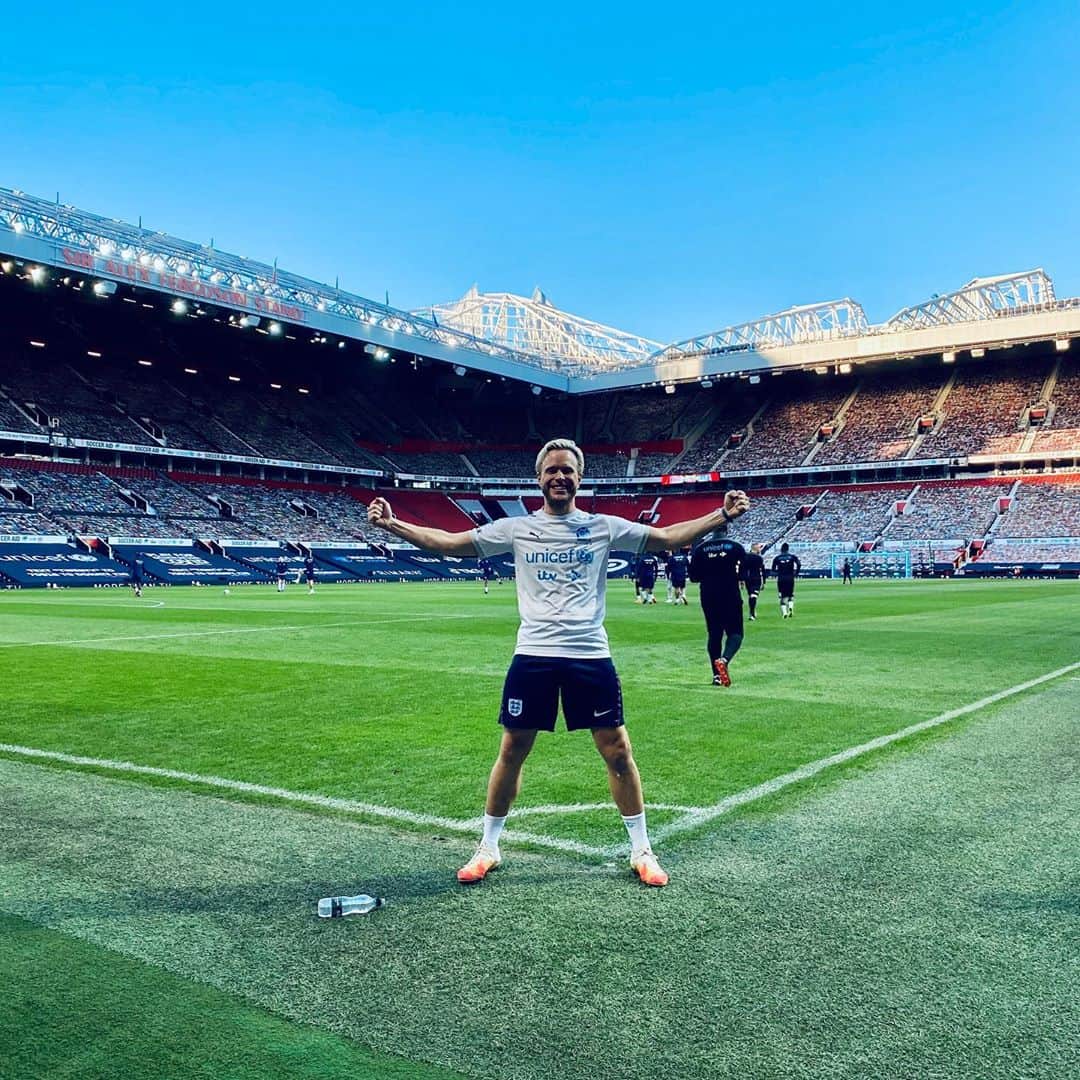 オリー・マーズのインスタグラム：「Wow 😮 another year, another @socceraid over! This one was very unique and special for many different reasons. Most importantly we raised 11 Million 🤯🙌🏻 that’s incredible and that’s down to all you amazing people getting involved, donating and supporting it. Amazing 👏🏻 and Secondly I can’t believe I played let alone 90 mins ( wasn’t my best game I was awful ) but I’ve worked tirelessly for 15months to get my knee back from a very bad place to do it. So for that I’m super proud of myself but huge thanks goes too @rob_solly @physiojohngreen the hours they have put in with me and the effort was just insane. Two great men, two great people and two great friends x I’m very lucky! Take care have a great day xx 😘」