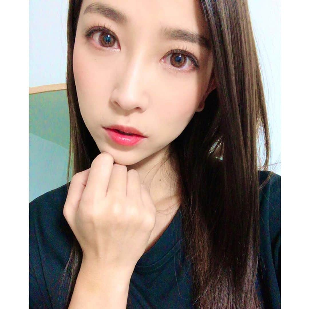 影山祥子のインスタグラム：「最近のカラコン事情👀 久しぶりにナチュラルじゃないやつつけてみたらギャルになった☺️w 2枚目はハーフっぽいけど2枚目の方の色のが好きかなー☺️ これの1dayがあるといいな🙊 他にも色々買ってみよ🙊💓 . . . #カラコン　#メイク　#イメチェン　#ハーフカラコン #selfie #image #colour #makeup #どっちが好み？」