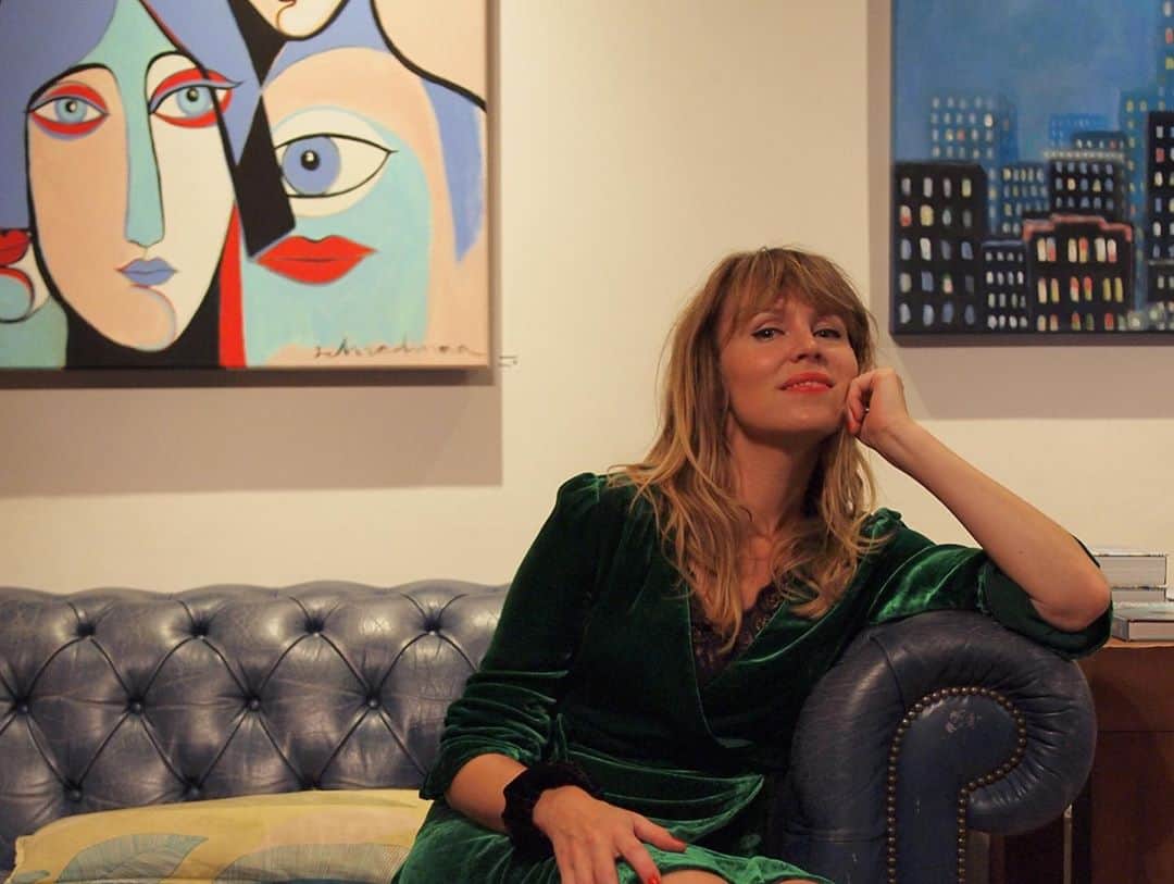 ヤナ・スクラのインスタグラム：「Toch nog n piepklein (best wel 1,5 m veiligachtig) openingetje van de expo ❤️🎉💖 @concertorecordstore  Nog tm 1 okt te zien. Foto’s: @thomasinegloves」