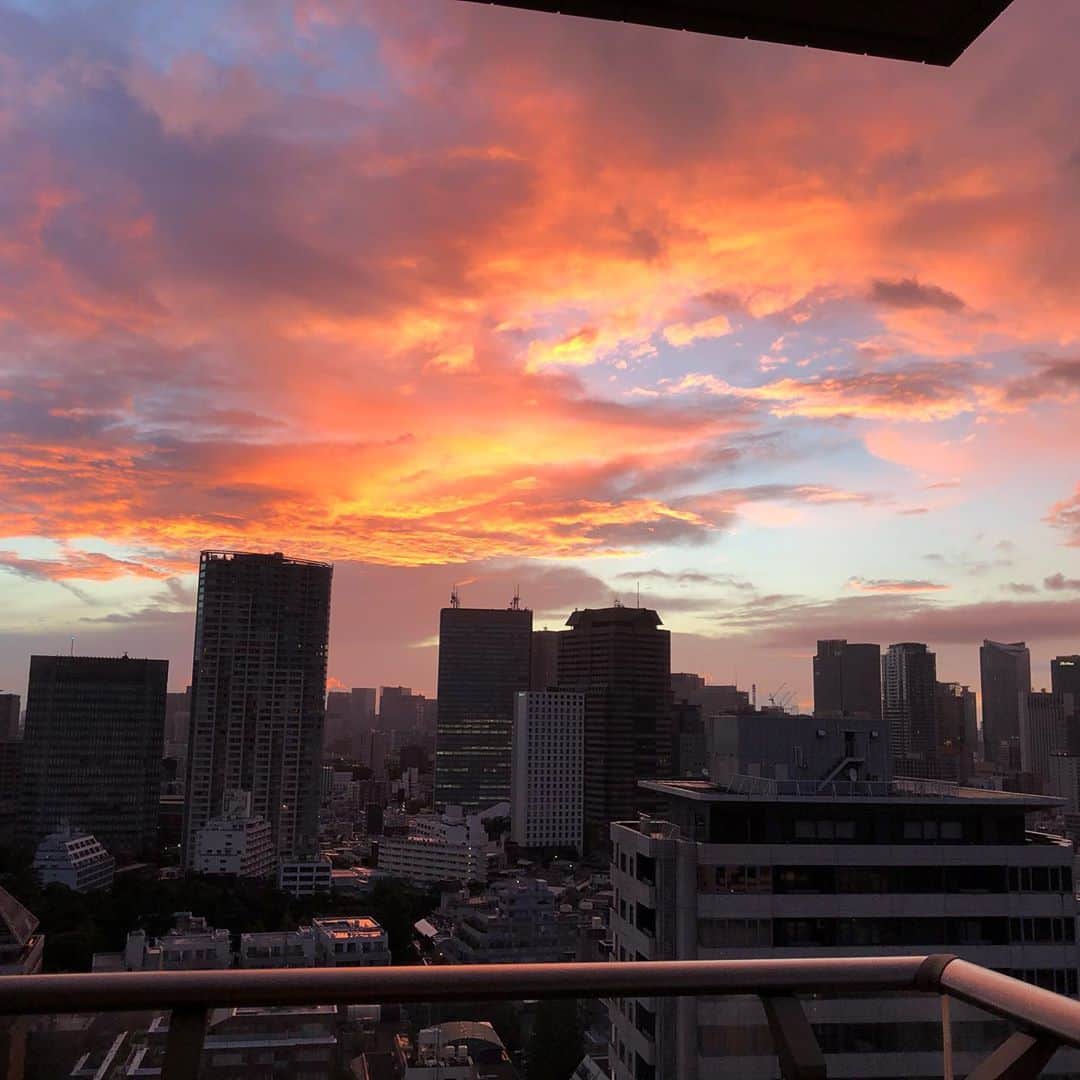 森公美子さんのインスタグラム写真 - (森公美子Instagram)「早起き、、し過ぎた。 参ったなぁーついでにパチリ！ヤッパリ朝焼けは、なんざましょ？歳ざます。ここからの二度寝最高ざました。」9月7日 19時03分 - kumikomorimori