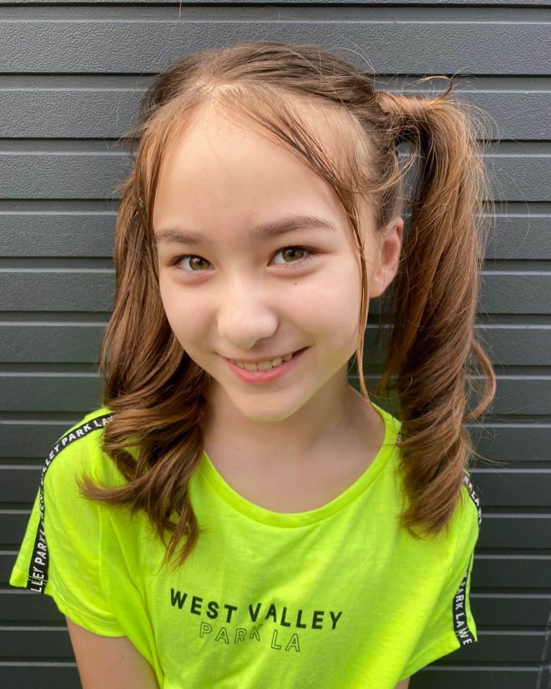 サマーヘイズ・アイラのインスタグラム：「❤️🧡💚🖤  #サマーヘイズアイラ#クックルン  #アイラサマーヘイズ#アイラ #ツインテール  #js#js6#jsガール#小6#小6女子」