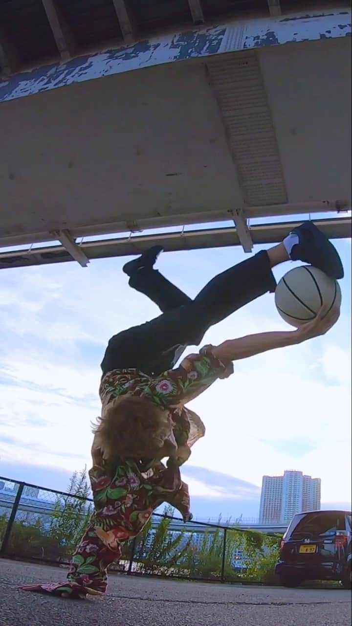 のインスタグラム：「digin back some of my oldies✌️🏀 @tachikara_jp @goprojp  #freestylebasketball #ali #muzikcity」