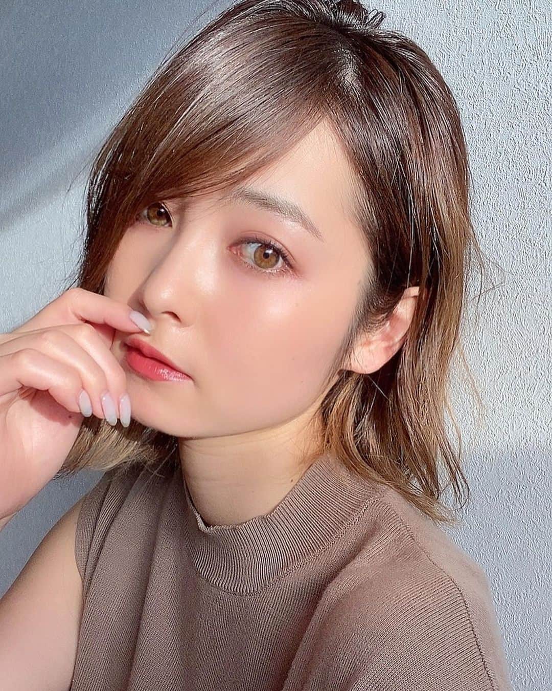 のインスタグラム：「@osaji__  秋っぽい艶やかなニュアンスコスメに 一目惚れ♥️ しっとり、ジュワッとのって 秋の乾燥する季節にぴったり🍁✨ 秋は赤系やボルドーを使いたくなるね💄 今夜ストーリーズで質問コーナーするよ🤗 どんな質問でも🙆‍♀️✊🏻  💄アイシャドウ 02 Kakushin〈核心〉  💄リップ 12 Rope〈ロープ〉  #osaji#オサジ#メイク#新作コスメ#コスメレポ#メイク動画#秋メイク#秋コスメ#リップ#アイシャドウ」
