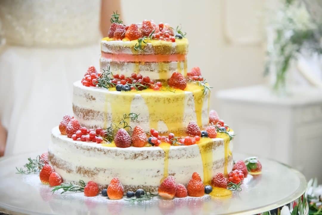 アニヴェルセル 神戸 公式さんのインスタグラム写真 - (アニヴェルセル 神戸 公式Instagram)「* 『ネイキッドケーキでカラードリップ演出💓』 * ご結婚式で存在感があるウェディングケーキは、ご披露宴の演出でも注目を集める大切なアイテムですよね🍰 * 大切なアイテムだからこそ、ウェディングケーキのデザインと演出、どちらにもこだわって準備していきましょう♡ * 『ネイキッド』とは『ありのまま』という意味があり、あえて生クリームを全体に塗らずにスポンジ部分を見える状態に仕上げたウェディングケーキです🍰 * 『カラードリップ演出』とはおふたりがウェディングケーキに鮮やかなシロップをかける演出で、ケーキカットのようにおふたりで行っていただく共同作業です💓 * 人気のネイキッドケーキにカラードリップの共同作業は、こだわりを持つおふたりにぴったりの演出です♡ * 素敵なウェディングケーキと演出で、おふたりらしいご結婚式をお迎えくださいね✨ * * * * @anniversaire_kobe * * * * #アニ嫁 #アニスタグラム #アニヴェルセル #オリジナルウェディング #アニヴェルセル神戸 #神戸女子 #恋人の聖地 #秋婚 #神戸プレ花嫁 #神戸ウェディング #式場探し #神戸花嫁 #結婚式レポ #神戸結婚式 #大人花嫁 #ウェディングレポ #結婚式場 #神戸結婚式場 #ナチュラルウェディング #関西プレ花嫁 #カラードリップケーキ #ウエディングケーキ #ウェディングケーキ #オリジナルウェディングケーキ #ウェディングケーキデザイン #ウェディングケーキトッパー #カラードリップ #ネイキッドケーキ #ドリップケーキ #anista_cake」9月7日 19時00分 - anniversaire_kobe