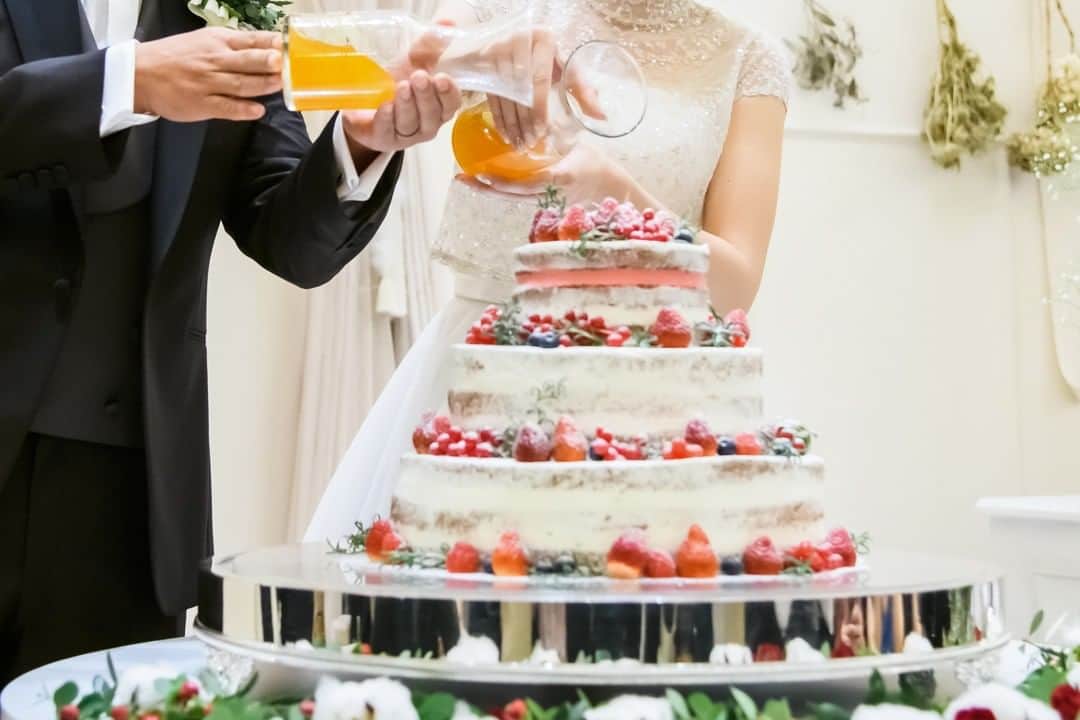 アニヴェルセル 神戸 公式さんのインスタグラム写真 - (アニヴェルセル 神戸 公式Instagram)「* 『ネイキッドケーキでカラードリップ演出💓』 * ご結婚式で存在感があるウェディングケーキは、ご披露宴の演出でも注目を集める大切なアイテムですよね🍰 * 大切なアイテムだからこそ、ウェディングケーキのデザインと演出、どちらにもこだわって準備していきましょう♡ * 『ネイキッド』とは『ありのまま』という意味があり、あえて生クリームを全体に塗らずにスポンジ部分を見える状態に仕上げたウェディングケーキです🍰 * 『カラードリップ演出』とはおふたりがウェディングケーキに鮮やかなシロップをかける演出で、ケーキカットのようにおふたりで行っていただく共同作業です💓 * 人気のネイキッドケーキにカラードリップの共同作業は、こだわりを持つおふたりにぴったりの演出です♡ * 素敵なウェディングケーキと演出で、おふたりらしいご結婚式をお迎えくださいね✨ * * * * @anniversaire_kobe * * * * #アニ嫁 #アニスタグラム #アニヴェルセル #オリジナルウェディング #アニヴェルセル神戸 #神戸女子 #恋人の聖地 #秋婚 #神戸プレ花嫁 #神戸ウェディング #式場探し #神戸花嫁 #結婚式レポ #神戸結婚式 #大人花嫁 #ウェディングレポ #結婚式場 #神戸結婚式場 #ナチュラルウェディング #関西プレ花嫁 #カラードリップケーキ #ウエディングケーキ #ウェディングケーキ #オリジナルウェディングケーキ #ウェディングケーキデザイン #ウェディングケーキトッパー #カラードリップ #ネイキッドケーキ #ドリップケーキ #anista_cake」9月7日 19時00分 - anniversaire_kobe