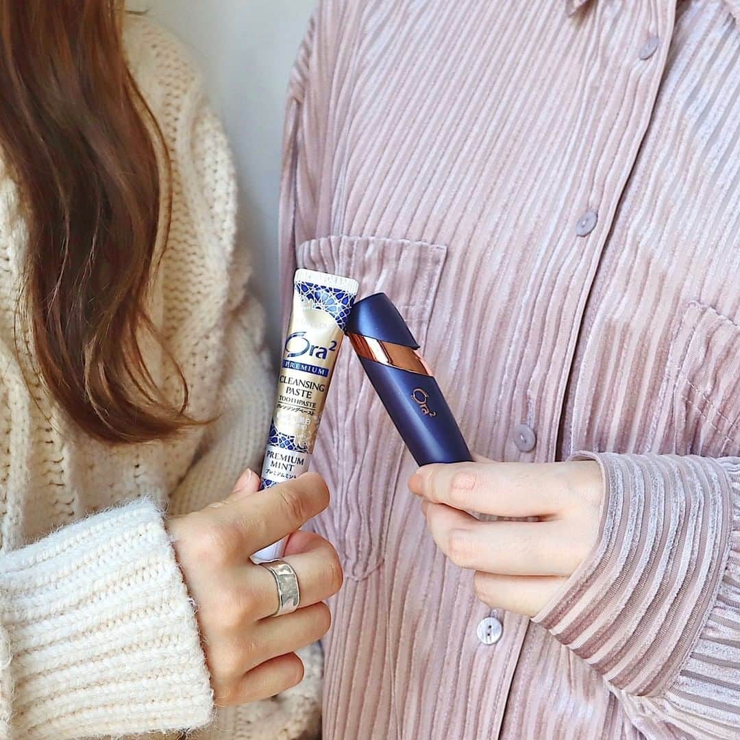 Ora2（オーラツー）のインスタグラム：「友だちと最近気になってる美容グッズやおすすめのケアの情報交換😉 週１回の歯の集中美白ケアのオーラツー プレミアム クレンジングペーストや、歯のふちのステインを磨き落とすオーラツー プレミアム クレンジングフロスも注目アイテムのひとつ✨ 　 #Ora2 #premium #オーラツー #オーラルビューティーケア #オーラツープレミアムクレンジングフロス #オーラツープレミアムクレンジングペースト #フロス #デンタルフロス #クレンジングフロス #歯間美白 #歯磨き #ハミガキ #歯ブラシ #ケア #オーラルケア #口内ケア #美容 #美容グッズ #美容好き #女子力 #女子力アップ #おすすめ #友達 #集中ケア #コスメ #コスメ好きさんと繋がりたい」