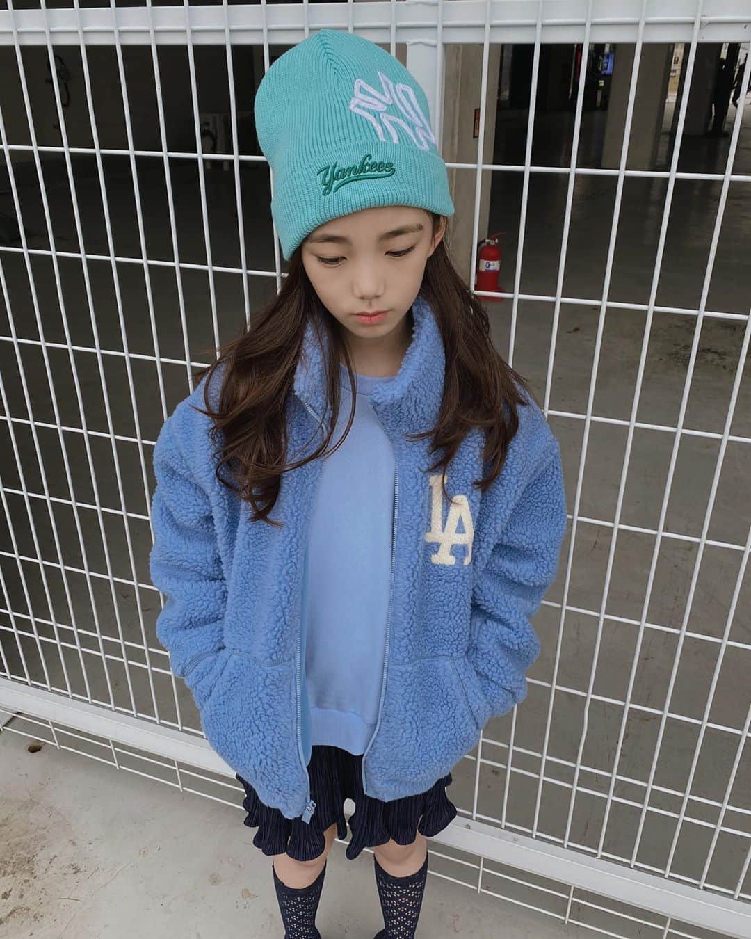 ウンチェのインスタグラム：「#협찬 보들보들하고 , 컬러 진짜 사랑💙 후리스가 뭐 이리 스타일리쉬 해 🤷🏻‍♀️ - - - - @mlbkids_kr  #MLBKIDS #SUPERFANKIDS #MLB키즈후리스  #MLB키즈코듀로이 #MLB키즈운동화 #키즈후리스  #아동후리스 #유아후리스 #ootd #키즈패션 #일상 #키즈모델 #주니어모델 #아역배우 #이은채 #Eunchae」