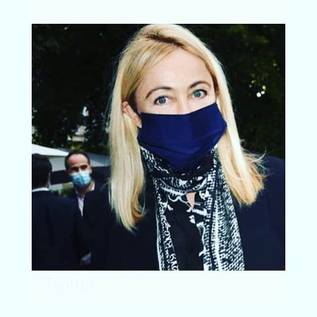 エマニュエル・ベアールのインスタグラム：「#havealovelyweek ☀️ #masquesdeprotection ...」