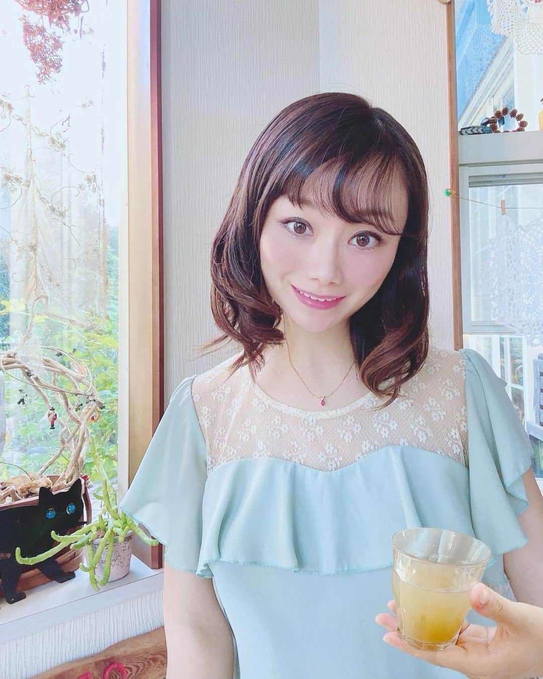 のインスタグラム：「． Favorite ginger juice  最近　@kyushu_a_shokuhin_ginger さんの 生姜シロップをお取り寄せして飲んで いますよ〜☺️❤️  この生姜シロップ、私は 白湯に入れて飲むのに ハマっています☺️💕  そのままでももちろん、炭酸水と割ったりして 飲んでも良いみたい♡飲み方色々✨  生姜は体にも美容にも良いので大好き♡  なんだか朝から調子がさらに良くなった気が！ さらに、これはとっても飲みやすくて、 美味しくて家族からも好評です♡  飲みにくくて苦手…という方にも これなら飲みやすくてオススメですよ🙌  化学調味料、着色料、香料、保存料、 一切無添加なのも嬉しいな♡ 毎日の習慣にしたら、温活にも✨  是非、チェックしてみてね☺️✨  ． #九州アスリート食品#生姜シロップ#pr#無添加 #インナービューティー#エイジングケア#おこもり美容#温活」