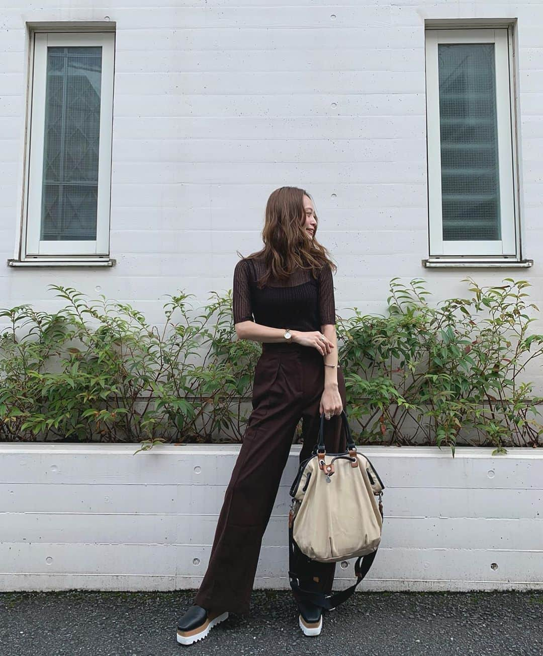 榊本麻衣さんのインスタグラム写真 - (榊本麻衣Instagram)「♡♡﻿ ﻿ ﻿ brown code👡🧡﻿ ﻿ ﻿ tops： @mercuryduo_com pants&shoes： @chuclla_official bag： @diesel watch： @danielwellington ﻿ ﻿ 色味をブラウンにするだけで﻿ ぐっと秋っぽくなるよね🍁﻿ ﻿ ﻿ ゆとりがあるワイド幅のパンツやけど、﻿ センタープレスのお陰ですらっとしてみえる( ¨̮ )♡﻿ ﻿ ﻿ 生地もウール混やからこれから﻿ 秋、冬のこれからの季節にもってこい⸝⋆⸝⋆﻿ ﻿ ﻿ ﻿ ﻿ #mai___fashion #mai___code #code #コーデ #コーディネート #春夏コーデ #coordinates #fashion #ファッション #outfit #笑顔 #smile #ootd #お洒落さんと繋がりたい #可愛い #カジュアル #カジュアルコーデ #ラフコーデ #大人カジュアル #秋コーデ #MERCURYDUO #ブラウンコーデ #ワントーンコーデ」9月7日 19時05分 - maipipii