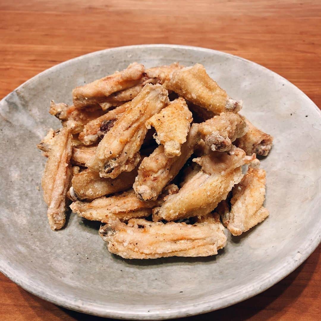 森上亜希子のインスタグラム：「本日の我が家の晩御飯。 手羽中の唐揚げ32本を子供達2人で完食です。 これに、カボチャのたいたん、青梗菜のオイスターソース炒め、ご飯。 どんな胃袋してるのでしょうか。笑  私は一本も辿り着けず😅  #2児のママ  #晩御飯 #お家ご飯 #手羽中 #我が子 #塩胡椒派 #テニス  #tennis #tennisplayer」