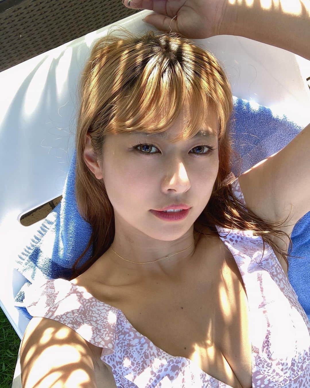 ちほのインスタグラム：「🌿🌞🧡 泳いだりゴロゴロしたり プールにはプールの良さがあるよね💙」