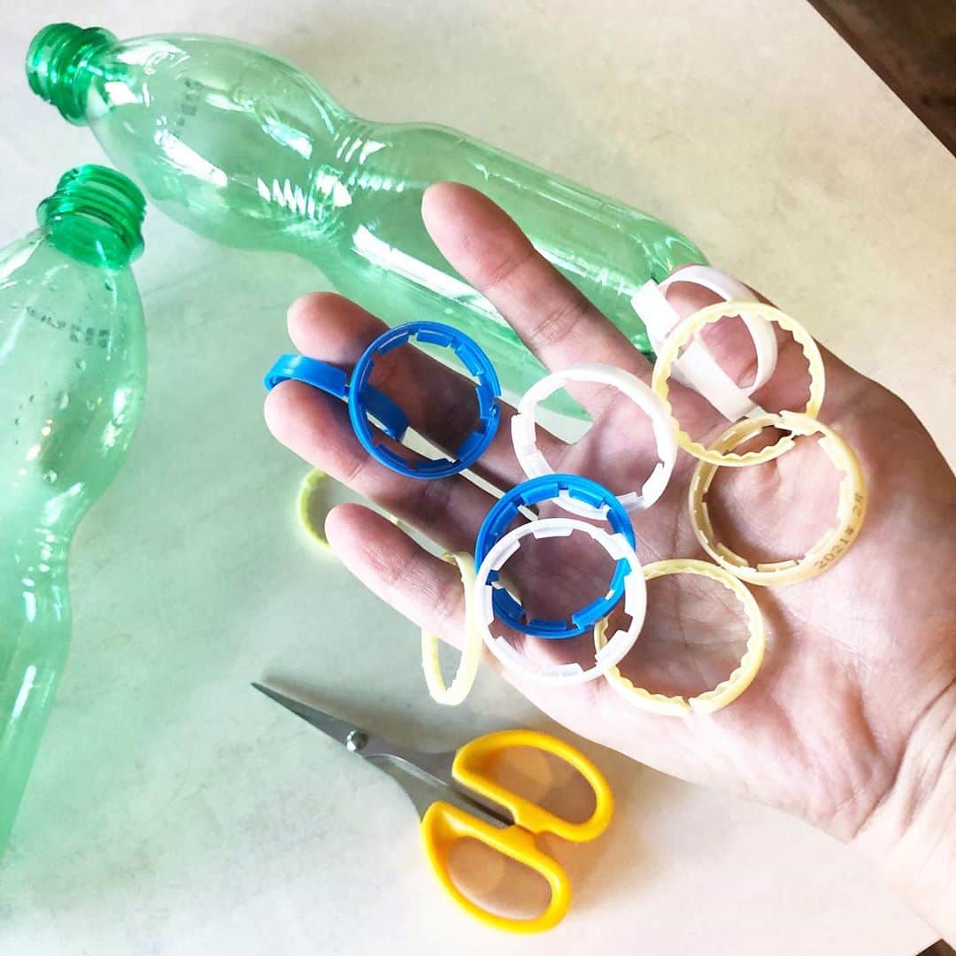 秋定麻紀子のインスタグラム：「何がエコで。 何がサスティナブルなのか。  日本は本当に色々な情報があり過ぎて、求めている情報が逆に見つけずらい国だ。  例えば 「サスティナブル=オーガニックコットン」  実は全くエコでもサスティナブルでもない。 人の肌には優しいのは確か。 しかし地球にとっては大迷惑なのかもしれない。  コットンTシャツを1枚作るのに使う水の量は約2700ℓ。 お風呂の浴槽約20日分。  人のため。 地球のため。  色々な情報、企業が売上を上げるために流している広告。  正解や不正解なんて見分ける事だけで疲れる。  ネットばかりの情報ではなく、自己判断できる能力を高めて欲しい。 娘にはそうやって育って欲しい。  失敗なんて毎日だけど、正しいと思って信じて生きている方が失敗よりダメージが大きいと思う。  それは環境、人、自然。 全て繋がる。  ペットボトルは私にとって必要だ。 自分が摂取したい水や炭酸水にはサーバーが存在しないから。 何が正しいとかは考えず、自分が必要だから。 でも最低限の事は。  ラベルを取ってキャップはキャップ専用リサイクルへ。 ココの部分は取るのが大変だけど100均で買ったこの小さいハサミなら比較的早く取れる。  足算引算してゼロをちゃんと見極められる人でいたいなと思う。」