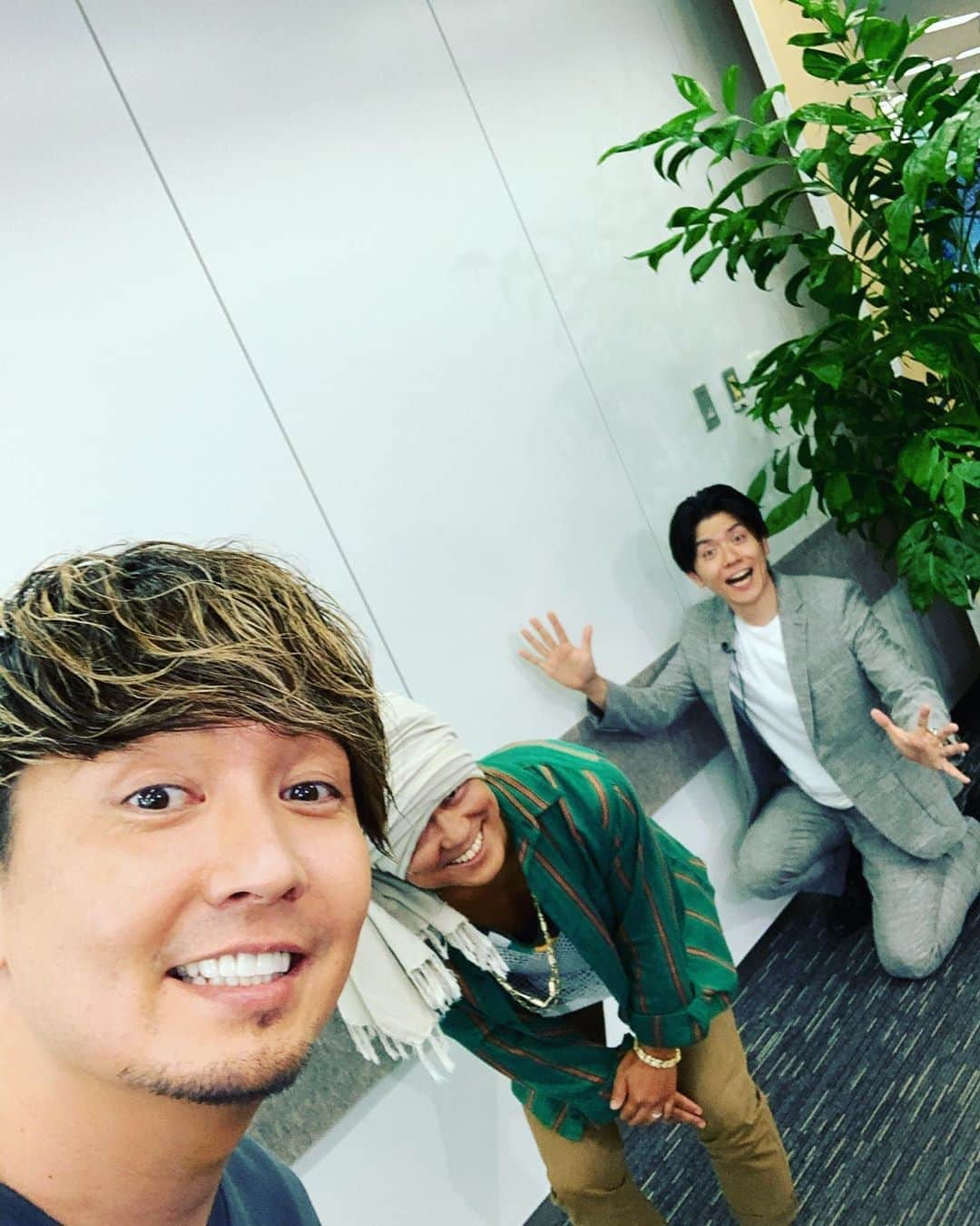 青木源太さんのインスタグラム写真 - (青木源太Instagram)「湘南乃風のHAN-KUNさん、SHOCK EYEさんにインタビューをしました。あの名曲『純恋歌』が生まれた背景には、「苦手なラブソングに敢えてチャレンジしよう」という4人の強い思いがあったという。「苦手なものにチャレンジする」ってなかなかできることじゃないよね。勉強になりました。そして、2年ぶりのニューアルバム「湘南乃風〜四方戦風〜」に収録されている『Summers』は、最高に気分が上がるサマーチューンです！まだまだ夏は終わりません！是非チェックを！ #湘南乃風　#四方戦風　#HAN-KUN #SHOCKEYE」9月7日 19時07分 - aoki.genta