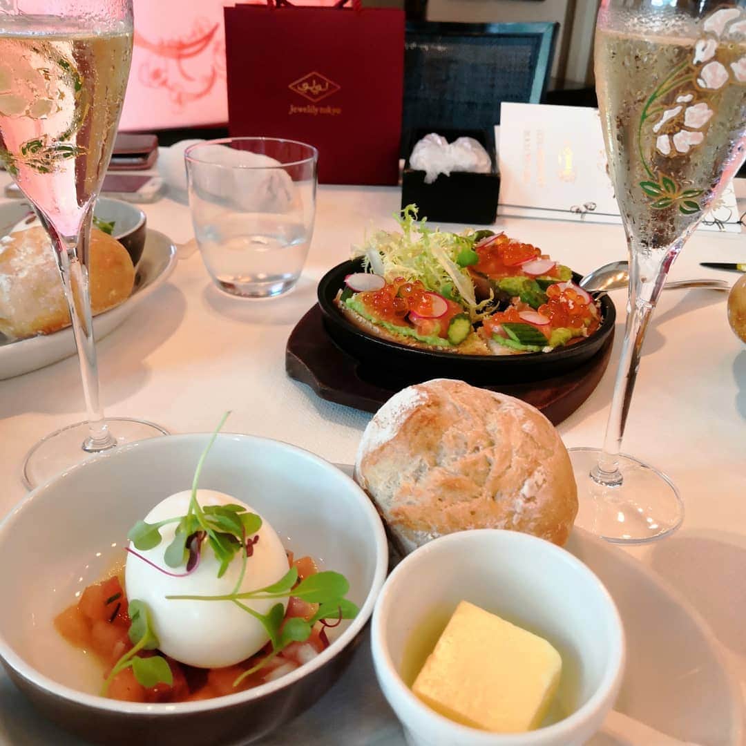 Miyu Toyonagaさんのインスタグラム写真 - (Miyu ToyonagaInstagram)「Always feel welcome with @grandhyatttokyo  Thank you for the invite to try  a new Oak Door's brunch menu on last Saturday.(Swipe👈   )  週末はプライベートでも訪れる オークドアにて新しいブランチメニューを試しにお邪魔させていただきました。  生演奏とともに、躍動感あふれるダイニングでゆっくり過ごせます。  婚約お祝いもしてもらいました💞  日頃から素敵な空間、友人達といることって本当に大事だなと再確認した１日でした🙏」9月7日 19時09分 - miyu_toyonaga