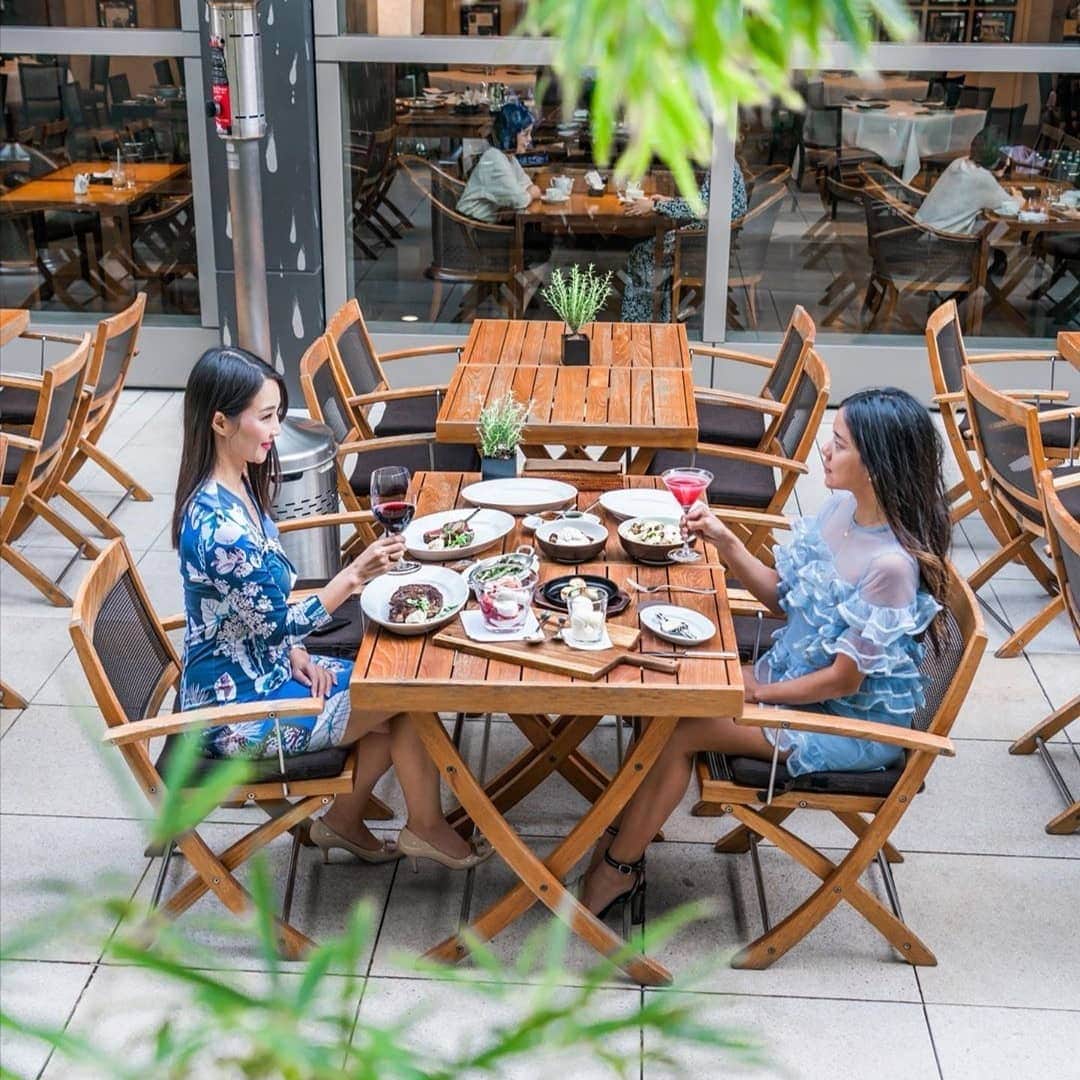 Miyu Toyonagaさんのインスタグラム写真 - (Miyu ToyonagaInstagram)「Always feel welcome with @grandhyatttokyo  Thank you for the invite to try  a new Oak Door's brunch menu on last Saturday.(Swipe👈   )  週末はプライベートでも訪れる オークドアにて新しいブランチメニューを試しにお邪魔させていただきました。  生演奏とともに、躍動感あふれるダイニングでゆっくり過ごせます。  婚約お祝いもしてもらいました💞  日頃から素敵な空間、友人達といることって本当に大事だなと再確認した１日でした🙏」9月7日 19時09分 - miyu_toyonaga