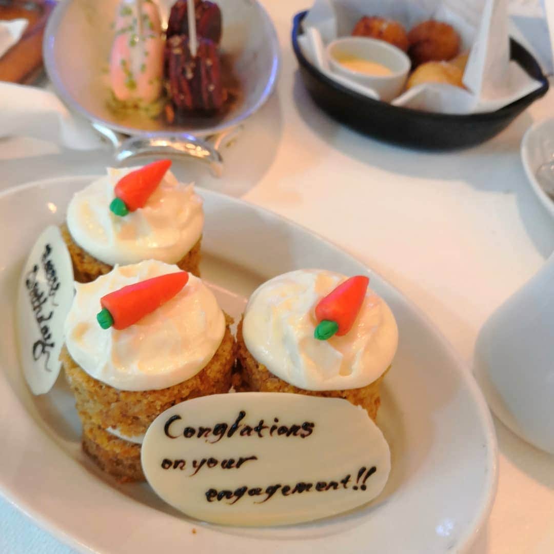 Miyu Toyonagaさんのインスタグラム写真 - (Miyu ToyonagaInstagram)「Always feel welcome with @grandhyatttokyo  Thank you for the invite to try  a new Oak Door's brunch menu on last Saturday.(Swipe👈   )  週末はプライベートでも訪れる オークドアにて新しいブランチメニューを試しにお邪魔させていただきました。  生演奏とともに、躍動感あふれるダイニングでゆっくり過ごせます。  婚約お祝いもしてもらいました💞  日頃から素敵な空間、友人達といることって本当に大事だなと再確認した１日でした🙏」9月7日 19時09分 - miyu_toyonaga