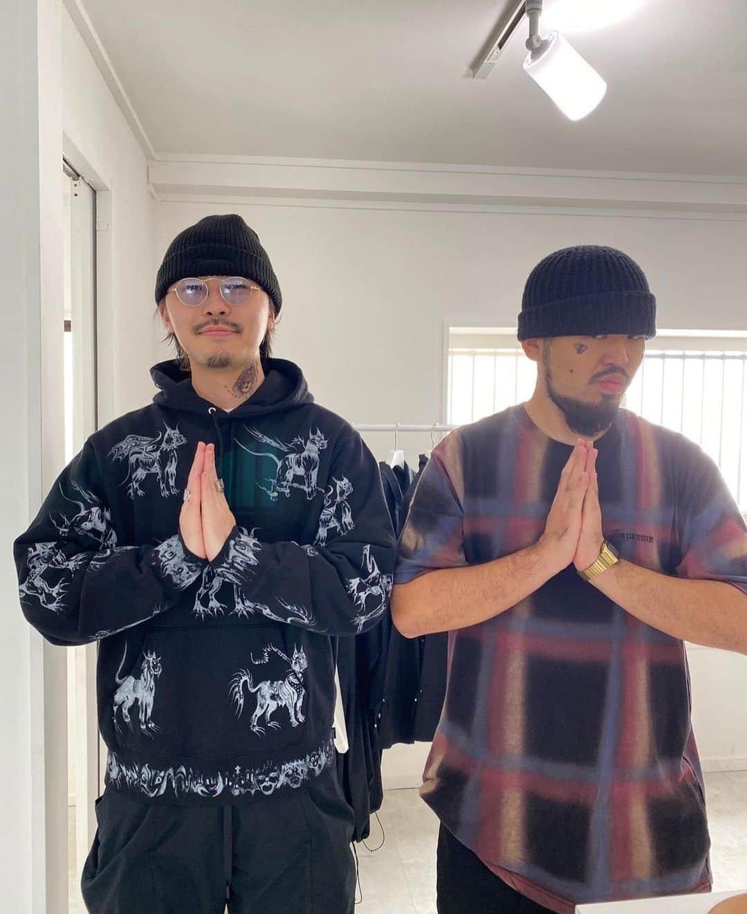 のインスタグラム：「記念撮影。 タトゥーシール初めて貼りました。  #supremeの店員さんのモノマネの人　#おミュータンツ #supreme #シュプリーム #なんかすみません」