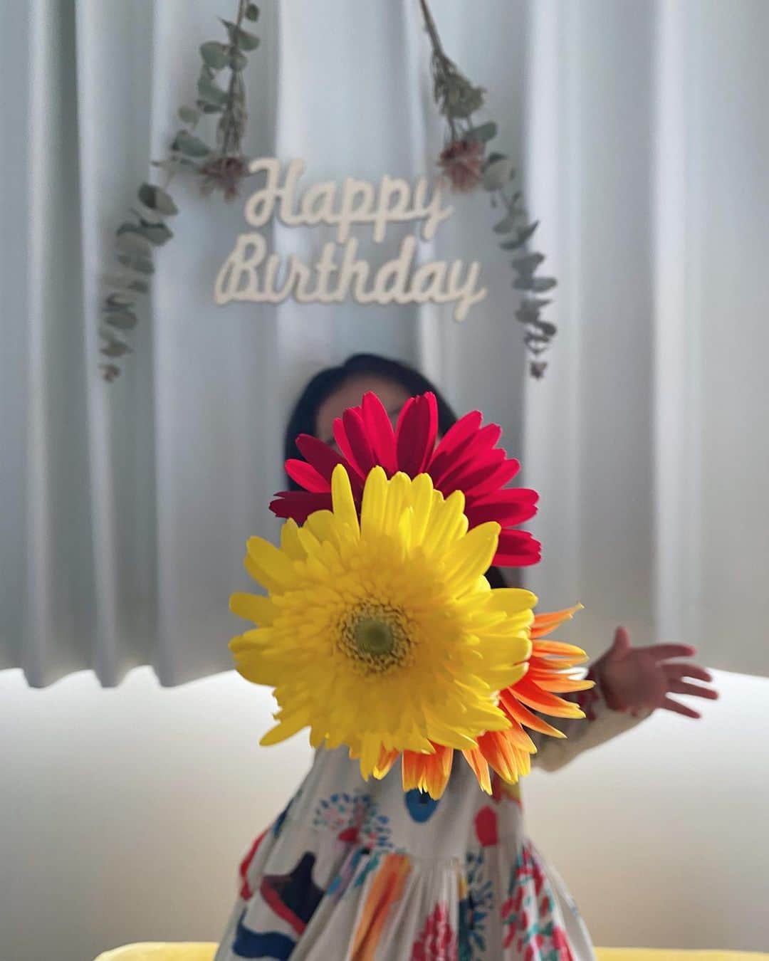 小水彩さんのインスタグラム写真 - (小水彩Instagram)「5歳になった娘ちゃん🎂  いつも笑わせてくれてありがとう💓  毎年思う事だけど、健康で元気でいてくれたらただそれだけで幸せ💓  大好きだよ💓 . . . #バースデーガール　#5歳」9月7日 19時11分 - aya_iitoto