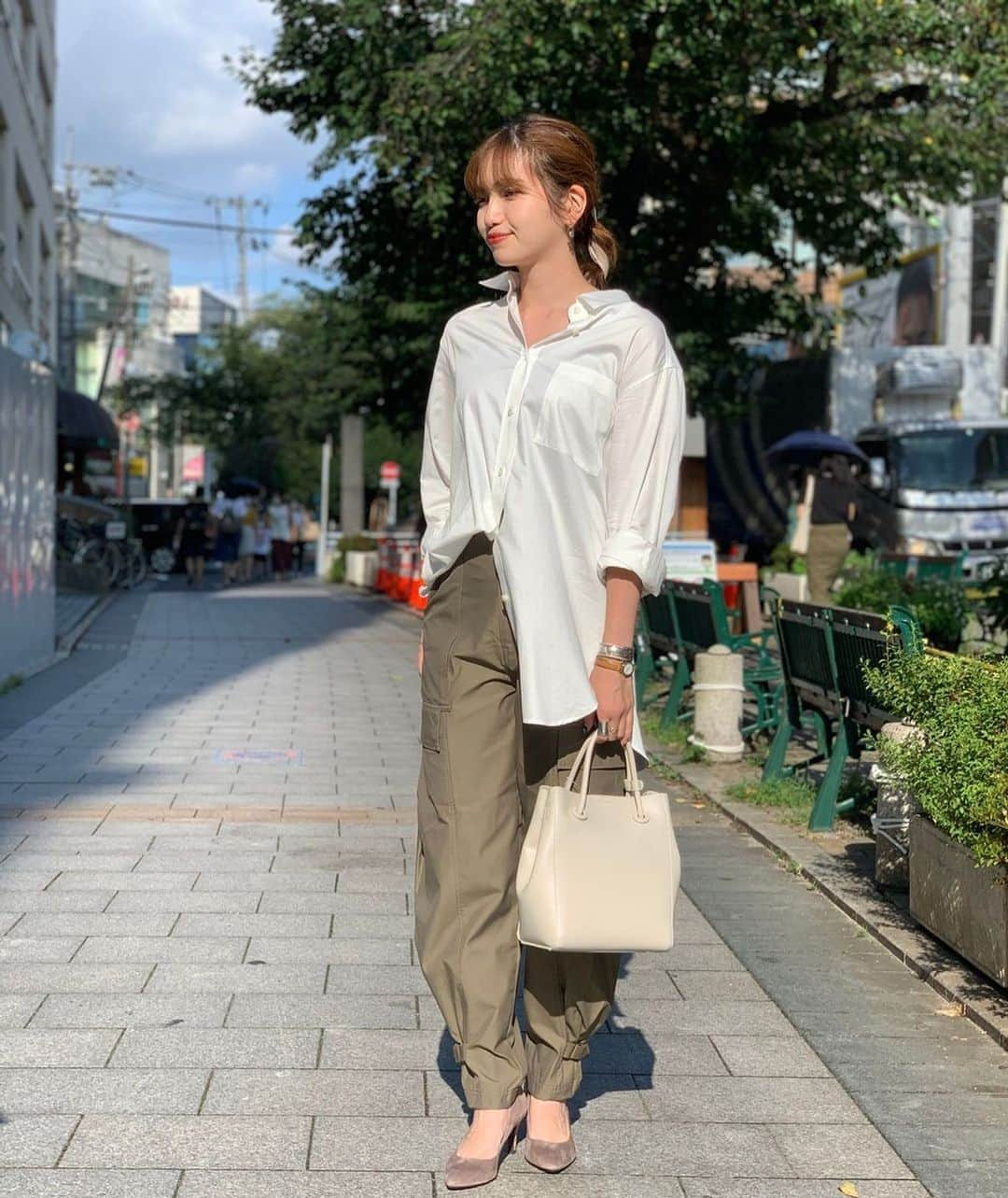 green label relaxing 自由が丘店さんのインスタグラム写真 - (green label relaxing 自由が丘店Instagram)「【WOMEN's Styling】 . shirt 3611-105-1647 ¥7,900+tax . pants（自由が丘店限定） FILL THE BILL 3614-599-2082 ¥32,000+tax . bag 3632-699-1610 ¥5,900+tax . shoes 3531-299-0748 ¥9,900+tax . ▫️営業時間 MON-FRI：11:00-19:00 SAT.SUN&HOLIDAY：12:00-20:00 . ▫️期間 8/22（sat.)〜当面の間 . ☎︎03-5731-8531 お電話にて通販も承っております。 .  #unitedarrows  #ユナイテッドアローズ #greenlabelrelaxing  #グリーンレーベルリラクシング #jiyugaoka #自由が丘 #今日のコーデ #大人コーデ  #カーゴパンツ#スタイリング#シャツコーデ#スリットシャツ#ビッグシャツ#秋服 #秋コーデ #カジュアル #大人カジュアル #きれいめカジュアル#フィルザビル#fillthebill# #instafashion #instagood #instagram  #styling #ootd #follow  #glr_jiyugaoka_snap #glrsnap #glrsnap_women」9月7日 19時13分 - glr_jiyugaoka