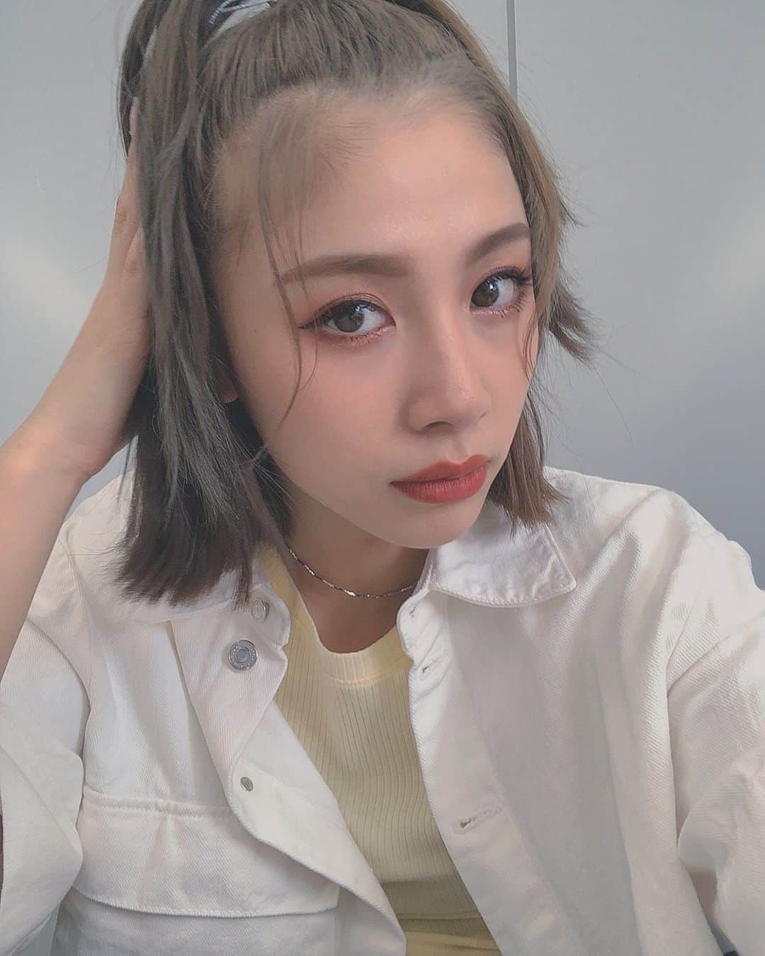 honoka のインスタグラム：「久しぶりすぎる投稿。 今日は収録でした🙋🏻‍♀️ 学生の頃からいじられてきた チョリ毛(でこ毛)をいかした ハーフアップにしてもらいました😂笑  マツエクもいい感じで嬉しくて自撮りした😋」