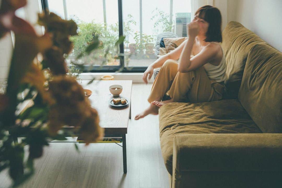 まつだみらいのインスタグラム：「いよいよ今週末発売....📙🤎﻿ ﻿ 楽天ではsoldout になっているのですが、 Amazonではまだ予約できるので是非☺️﻿ ﻿ #私が私らしく生きる美学 ﻿ ﻿ ﻿ 写真はアザーカットです。﻿ ﻿」