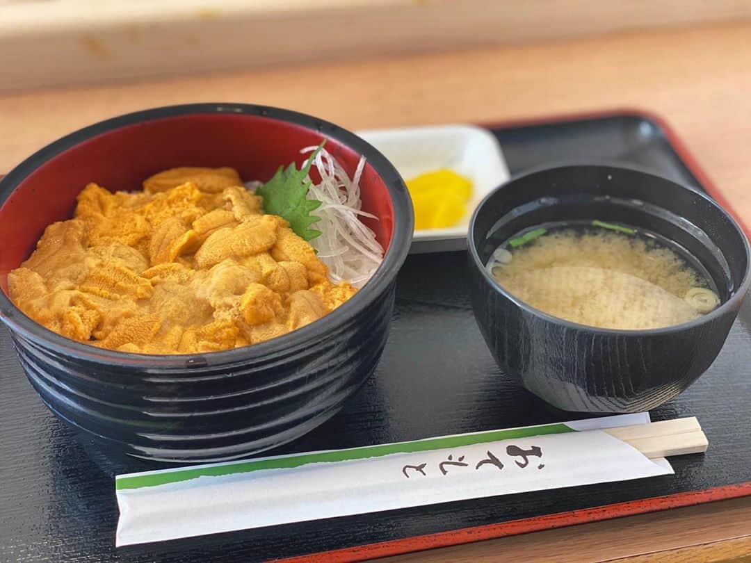 のインスタグラム：「. まずは積丹で雲丹食べたい！ って思って西へ西へ。 . #積丹半島 にある #お食事処みさき 🥢 . 生ウニ食べれるのは8月いっぱい。 8月下旬に行ったからギリギリ😂♡ . コロナの感染対策もしっかりしてくださっていて安心。 . 赤バフンウニは売り切れだったけど、並ばず入れたし、 生ウニ食べれるだけで満たされました。 . あー写真見てたらまた食べたいてなる🤤 ＿＿＿＿＿＿＿＿＿＿＿＿＿＿＿＿＿＿＿＿＿＿＿＿＿ #trip #travel #japan #hokkaido #gourmet #seafood #seaurchin #bowl #lunch #旅行 #旅 #北海道 #北海道旅行 #北海道グルメ #北海道観光 #雲丹 #積丹 #ウニ #ウニ丼 #ランチ」