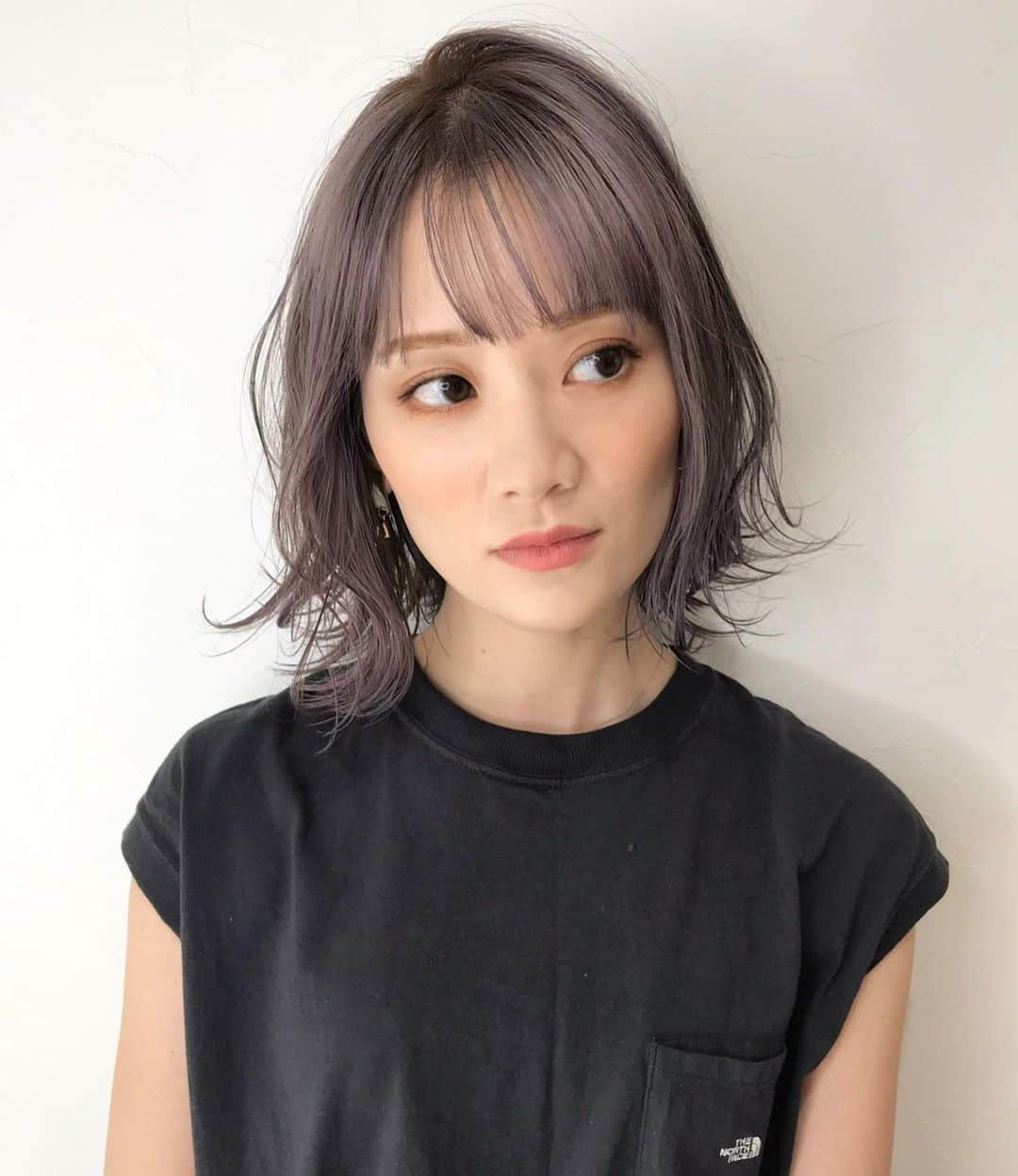 Arisaさんのインスタグラム写真 - (ArisaInstagram)「ヤンキーヘアーから心機一転😂😎❤️ 秋だからパープルに🥰 ブリーチはまだ前回の1回のみ！ 次回は根本と全体ブリーチするみたい☺️有賀さんの作り出すカラーがいつもとっても素敵✨ 白く色落ちしてくるのもとても楽しみだなー🥰 しっかりYouTubeも撮影してきたので、アップされたらみてね❤️ ・ またブルベメイク楽しもっと💄 ・ @ariga_rocca  @nanabyrocca  ・ ・ #ヘアカラー#ブリーチ#ブリーチカラー#ハイトーン#色落ちも楽しめるカラー#パープルヘアー#秋カラー#秋ヘアカラー#モーヴカラー#幕張#千葉美容室#千葉美容院#外国人風ヘアー#外国人風カラー」9月7日 19時16分 - saarariii