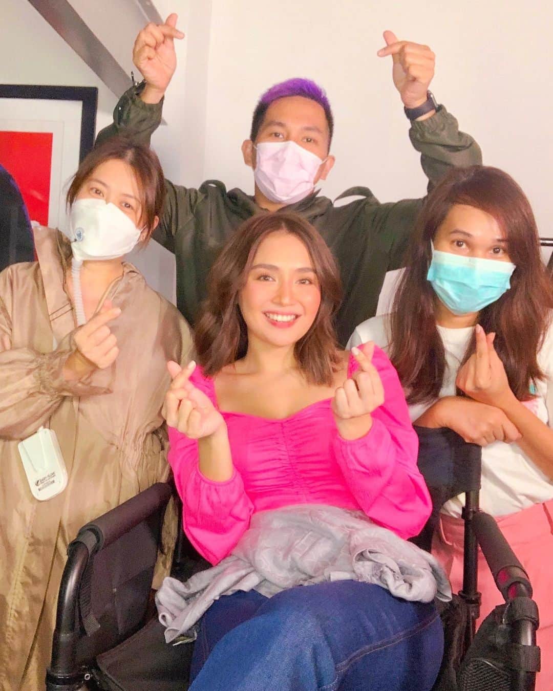 Kathryn Bernardoさんのインスタグラム写真 - (Kathryn BernardoInstagram)「This pandemic has changed all of our lives. And as we continue to adjust to the new normal, safety has definitely become a top priority. In my latest vlog, I tried to document how we keep ourselves safe and protected during shoots—from doing our antigen swab test at home to following strict protocols and proper sanitizing and disinfecting of equipment! Watch my latest YouTube upload for a quick look into our industry's "new normal." 🤗」9月7日 19時29分 - bernardokath