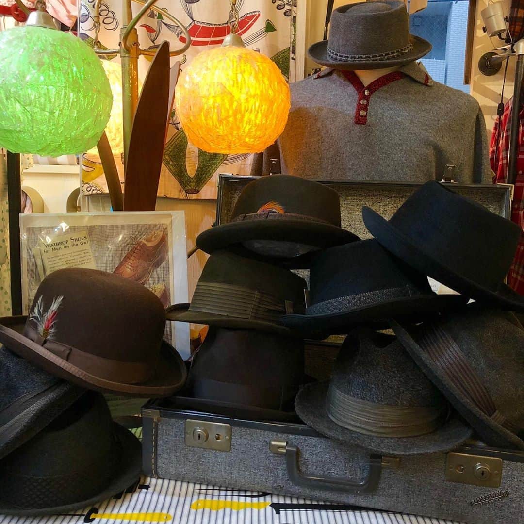 NUTTY Vintage&Collectibleのインスタグラム：「🎩NEW ARRIVAL🎩  ☑︎vtg felt hat for men's  フェルトハット多数ご用意いたしました。 1950年代〜1960年代のものを主に揃えております。 人気のフェドラハットやボーラーハット、ポークパイハットなど、種類も豊富です。  💌DMからも通販承ります💌 ㅤㅤㅤㅤㅤㅤㅤㅤㅤㅤㅤㅤㅤ ------------------------------------ 🛍NUTTY通販について🛍 ------------------------------------- ＜ONLINE STORE＞ VINTAGE▶︎http://nutty.theshop.jp/ USED SELECT▶︎https://nuttyselect.official.ec/ （プロフィールページURLよりjump🕊） ㅤㅤㅤㅤㅤㅤㅤㅤㅤㅤㅤㅤㅤ ＜VIDEO CHAT SHOPPING＞ テレビ電話をお繋ぎして、リアルタイムでご案内いたします。詳細は過去の投稿をご覧ください。」