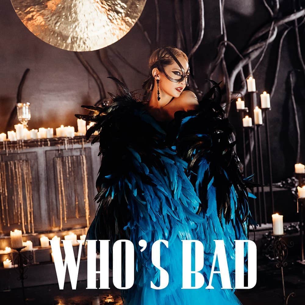 レイニー・ヤンのインスタグラム：「❓ Starring: 楊丞琳 @rainie77 Inspired by The Evil Queen  Created by Brothers Grimm 企劃&視覺總監Marketing&Image Director:  周啟民 @jimichoustudio 攝影 Photographer:  謝宏奕 @hungyihsieh 化妝 Make Up:  陳佳惠 @carlin_chen  髮型 Hairstyling:  劉珈妘 @sydni_q @zoomhairstyling  服裝造型Stylists: June Wan @junewan , Alfredhun, Herman Sin 造型協力 Styling Collaborationist: 陳錦嬅 Kate Chen @chinghuachen421  服裝 Costume: Gown: @onauratoutvu  Headpiece: @rinaldyyunardi Earrings: @Simonerocha . @apmmonaco Boots : @louboutinworld  #楊丞琳 #RainieYang #LIKEASTAR #BADLADY #像是一顆星星 #OnAuraToutVu #RinaldyYunardi」