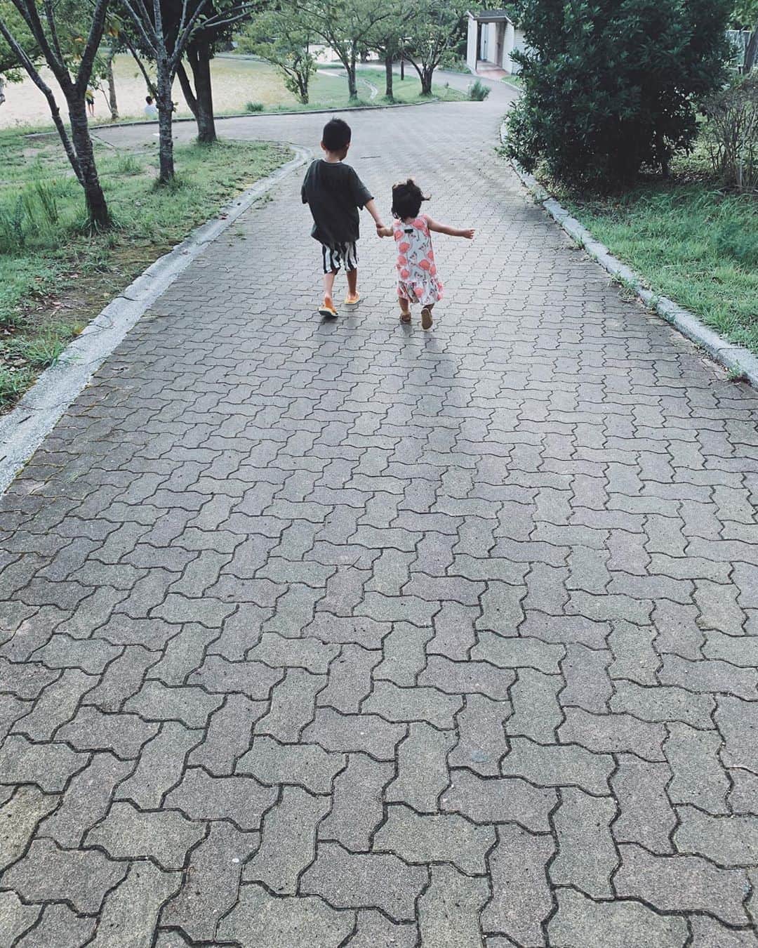 ジュジュのインスタグラム：「...🤍 . 5歳👦1歳👶 . いつまでも仲良くね♫ . #思い出」