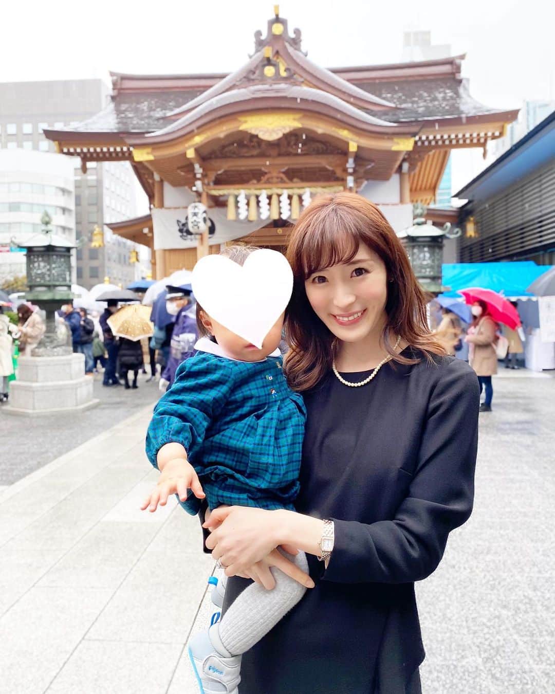 小林真由のインスタグラム：「⋆﻿ ﻿ もういつの間にか秋の香り🍇﻿ 時間との戦いで﻿気づけば夜、授乳で朝になっている😂﻿ そんな私の至福の時は半沢直樹timeです🍫なおき〜﻿ ﻿ ﻿ 妊娠5ヶ月の戌の日に安産祈願で行った水天宮📸﻿ お宮参りにも早く行かなくちゃ🥺﻿ ﻿ #ファッション #コーデ #ママコーデ #女の子ママ #男の子ママ #ママライフ #コーディネート #1歳 #二児の母 #ベビー #子供服 #ファミリア #安産祈願 #戌の日 #水天宮」