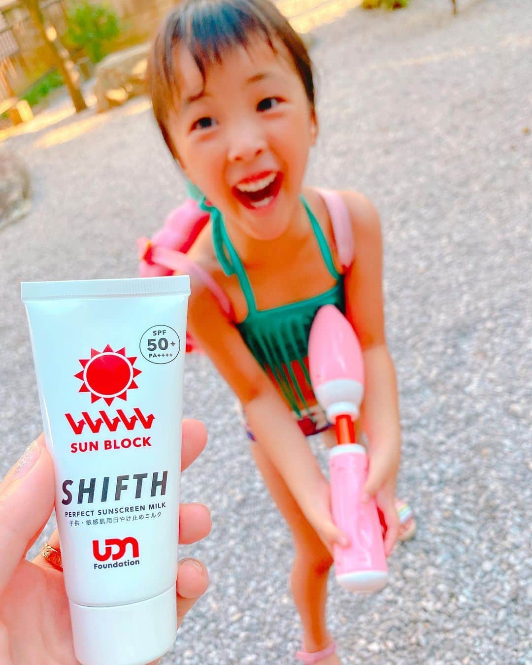 のインスタグラム：「* 今年の夏のUVケアは @udnsports さんから発売されている SHIFTHのPERFECT SUNSCREEN MILKに お世話になりました😎✨ * * 10代であびる紫外線は人生の約半分とも言われていて、 10代のうちからしっかりしたUVケアが重要なんだって😳💦  界面活性剤や紫外線吸収剤を使っていない ノンケミカル処方だから 大人はもちろん敏感肌のお子様や 赤ちゃんにも使えるのが嬉しい☺️👏🏽✨ * * 夏は終わっても運動会や外遊びが増えて 毎日紫外線は浴びるから、 引き続きしっかりUVケアしてあげないと🌞 * #SHIFTH #udnsports #PERFECTSUNSCREENMILK  #UVケア #日焼け止め #シフス #スポーツ  #ゆいまるの夏休み」