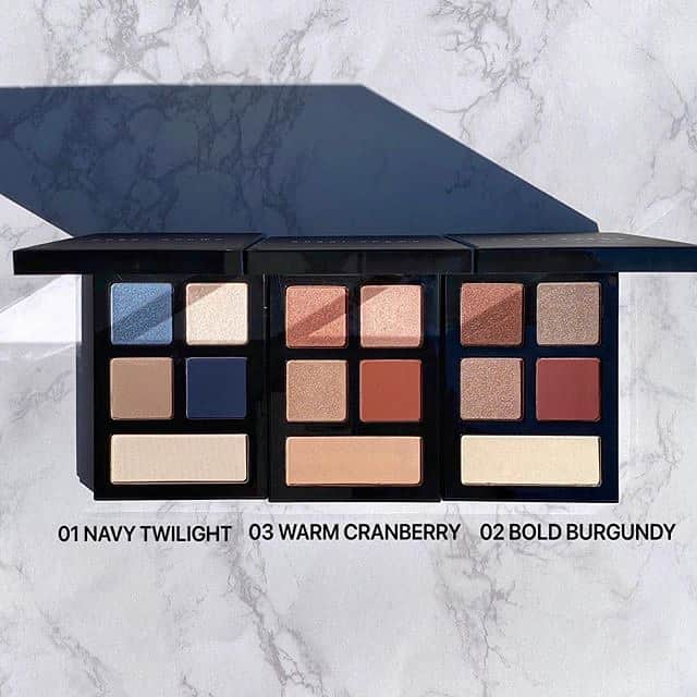 ボビイ・ブラウンさんのインスタグラム写真 - (ボビイ・ブラウンInstagram)「▷BOLD BURGUNDY ESSENTIAL MULTICOLOR EYE SHADOW PALETTE  メイクアップアーティストの仕上がりを再現するための3ステップ ①Brighten(明るくする) ②Blend（ブレンドする） ③Define（引き締める）  この3ステップが、1つのアイシャドウパレットで完成✨  HOW TO ①まぶた全体（ベース）：ペールクリーム ②アイホール、下まぶた際：ピンクシャンパーニュ ③上まぶた二重幅、下目尻：ピノノワール  《 #エッセンシャルマルチカラーアイシャドウパレット 限定3色 #01ネイビートワイライト #02ボールドバーガンディー#03ウォームクランベリー 》 ✔2020年9月11日（金）限定発売  ※03ウォームクランベリーは、今年１月に発売し即日完売した「ジュエル ローズ アイ パレット」の復刻色です。  #EssentialMulticolorEyeShadowPalette #NavyTwilight #BoldBurgundy #WarmCranberry #BobbiBrown #ボビイブラウン」9月7日 19時26分 - bobbibrownjapan