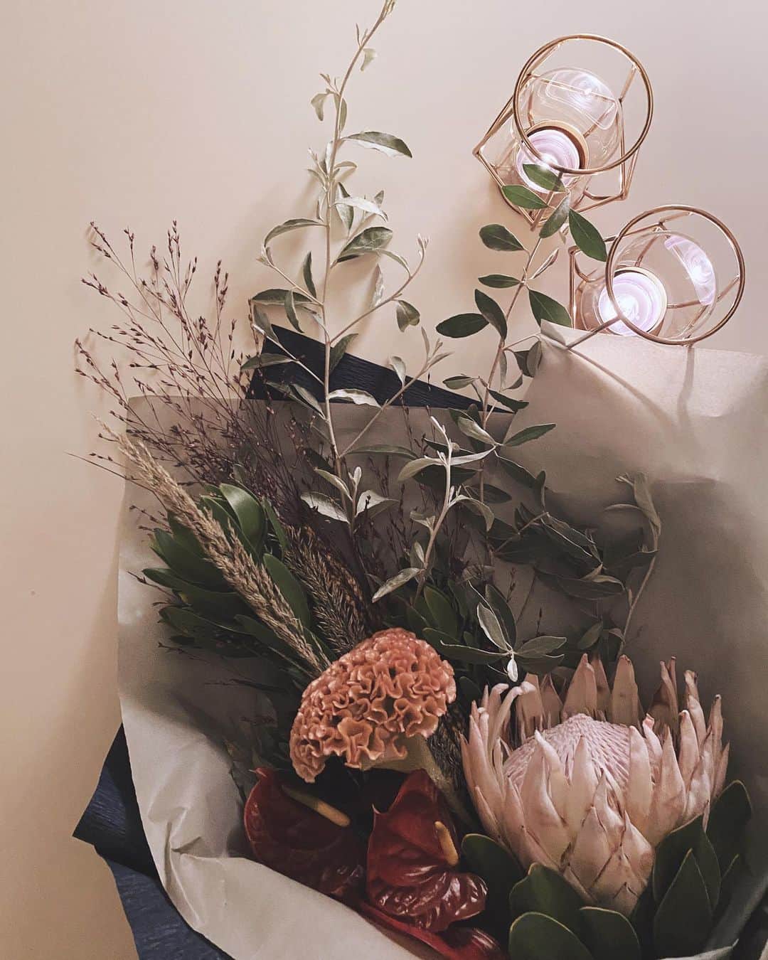 遠海まりこさんのインスタグラム写真 - (遠海まりこInstagram)「flowers﻿ ———————————————————————﻿ ﻿ ﻿ ﻿ bestie #besties #flowers #flower #cake #beautiful #beatifulflowers #lifewithflowers #newstyle #anthurium #protea #southafricanflower #botanical #celosia #olive #leucadendron #プロテア #アンスリューム #ケイトウ #オリーブ #リューカデンドロン #ボタニカル #南アフリカ #birthdaycake #チニャーレエノテカ #駒場」9月7日 19時27分 - marikotohmi99