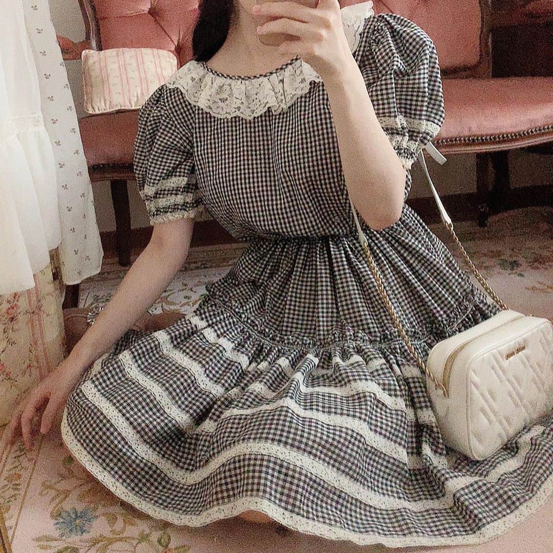 酒元麻衣（まいへー）のインスタグラム：「ヴィンテージのダンスドレス⚜️ ボリュームのあるパフスリーブが可愛い♡♡ . . 実家行った時の写真📷♡ 口あけて寝てる🤣🤣 育児は大変な事もあるけど毎日が愛おしいです👶🏻 また出産レポも書きたいな✍️♡ . . #ヴィンテージ#ヴィンテージファッション#vintage#vintagefashion#vintageclothing#男の子ママ #男の子ベビー #育児 #ママコーデ」