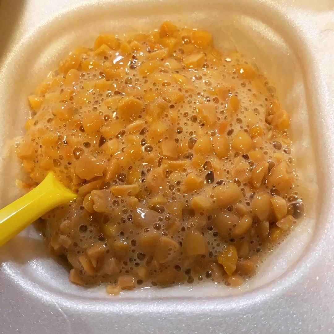 西山茉希さんのインスタグラム写真 - (西山茉希Instagram)「#西山食堂 #アレンジレンジ  茶色は茶色でも、 工程を楽しむ派。  #チビーズサラダ （コーンときゅうりをマヨとワカメご飯の素でシャカ） #ワイガヤロースすき焼き風炊き（冷凍ストックロースをきゅうりとエリンギでグツ） #ひきわり納豆（好きに使うべし） #揚げシャカ焼売（崎陽軒をアヒージョの素でアゲてみる夜） #我が家の茶碗蒸し（コーン缶汁と豆乳と白だしでお月様つくる） #夏の終わりにそーめん （母さんゴマダレ豆乳ラー油）  やんややんやで完。 三人でピカン。  #タンパク質より糖質とれと #今夜も怒られそうだ  モンタボーの美味しいパンをもらった昨日。 デザートだぼー。  #糖質摂取指令期間」9月7日 19時28分 - maki.nshiyama50