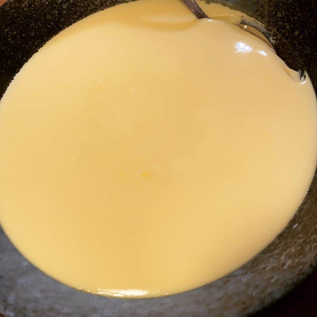 西山茉希さんのインスタグラム写真 - (西山茉希Instagram)「#西山食堂 #アレンジレンジ  茶色は茶色でも、 工程を楽しむ派。  #チビーズサラダ （コーンときゅうりをマヨとワカメご飯の素でシャカ） #ワイガヤロースすき焼き風炊き（冷凍ストックロースをきゅうりとエリンギでグツ） #ひきわり納豆（好きに使うべし） #揚げシャカ焼売（崎陽軒をアヒージョの素でアゲてみる夜） #我が家の茶碗蒸し（コーン缶汁と豆乳と白だしでお月様つくる） #夏の終わりにそーめん （母さんゴマダレ豆乳ラー油）  やんややんやで完。 三人でピカン。  #タンパク質より糖質とれと #今夜も怒られそうだ  モンタボーの美味しいパンをもらった昨日。 デザートだぼー。  #糖質摂取指令期間」9月7日 19時28分 - maki.nshiyama50