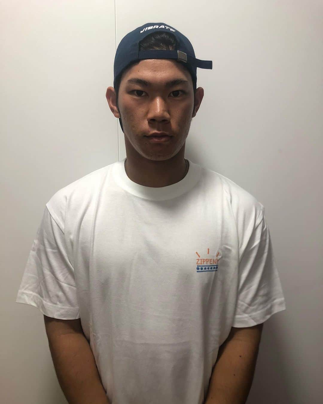 坂倉将吾のインスタグラム：「仲良くさせてもらってる松尾くんがTシャツデザインしたみたいなので、皆さんもぜひ着てみてください！ これから秋になるので涼しくなりますが、ロングTシャツも出るみたいなのでそちらもぜひ！！ #ジパニー  #ZIPPENY」