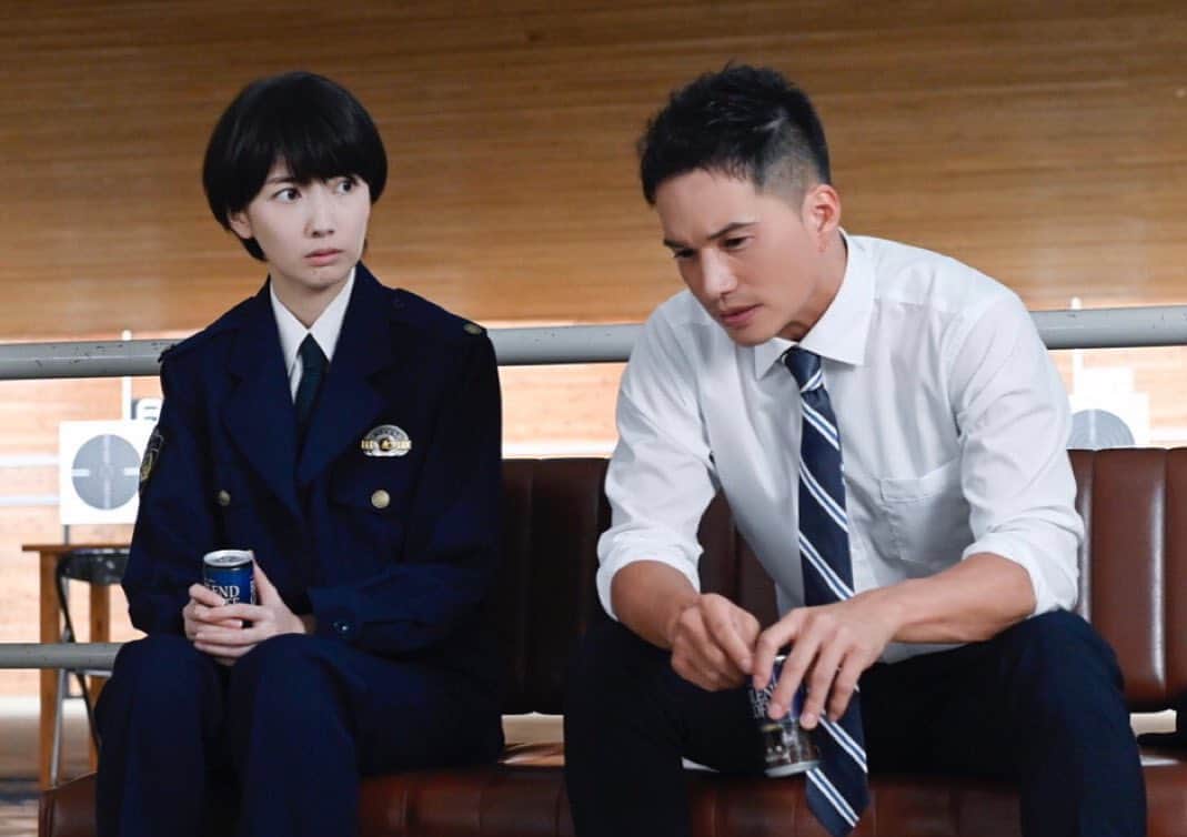 テレビ朝日「未解決の女　警視庁文書捜査官」のインスタグラム：「新人時代の朋( #波瑠 )と一緒にいるのは… 最終章に登場する富野康彦( #市原隼人 )  頭脳明晰で柔道五段、拳銃も日本代表候補になるほどの腕前で「ミスターパーフェクト」と呼ばれていたエリート刑事の富野がある日、何の前触れもなく無断欠勤、行方が分からない状態に…一体何が⁉️  #未解決の女」