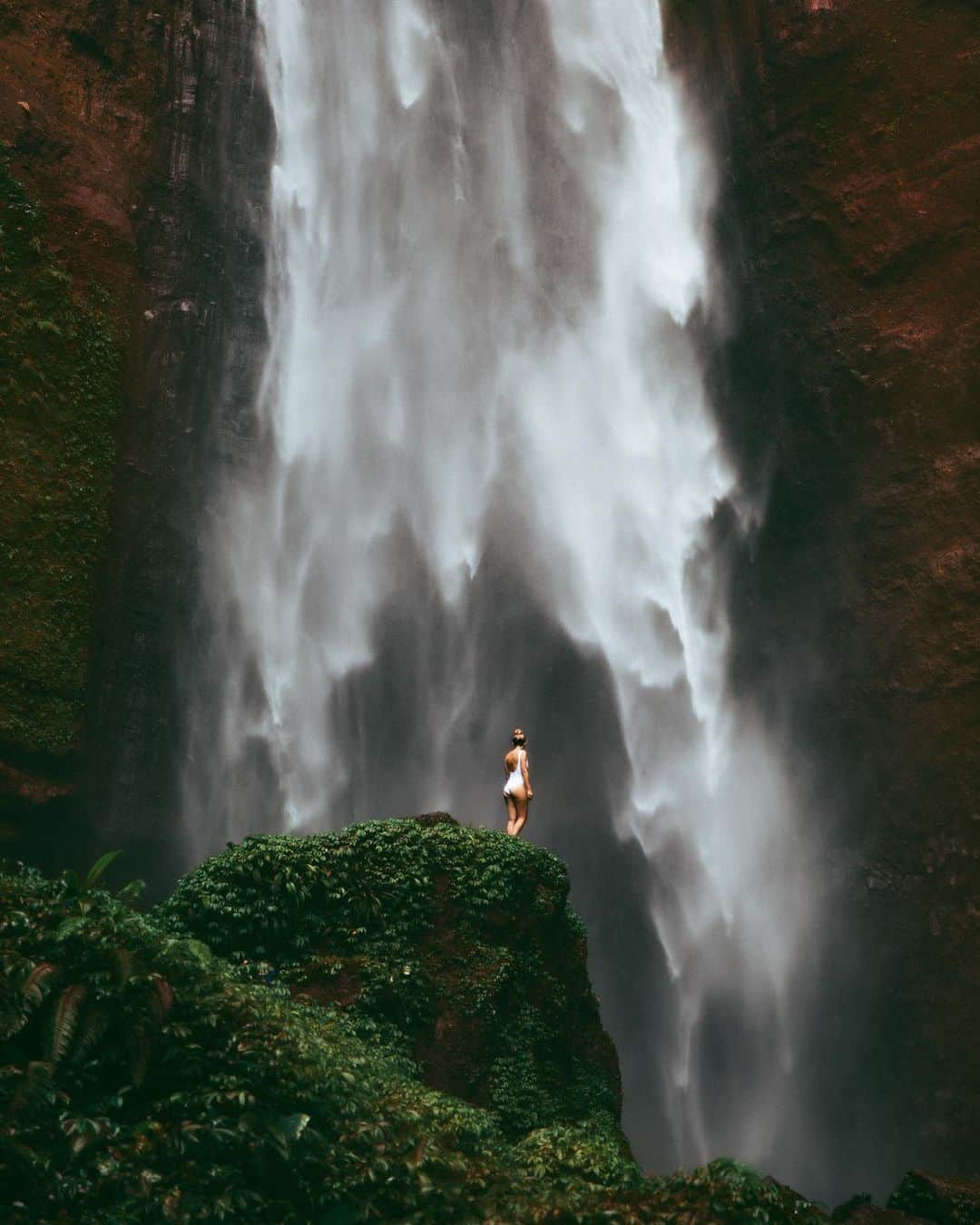 リリー＝ローズ・メロディのインスタグラム：「Chasing waterfalls in East Java 🌴💦」