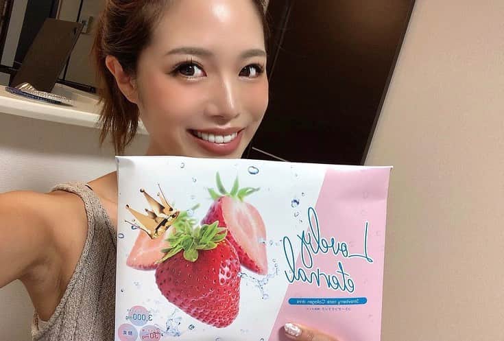 のインスタグラム：「༄ 最近のストーリーを見てくれてる人は お気づきの方もいると思いますが！ …最近お腹周りがとても気になり😂💦 ． ダイエットモードに突入した私は 置き換えに挑戦してみました💁‍♀️ ． ． 私が選んだのはダイエットだけじゃなく 美容にもいい@corp_vivid  の #lovelyeternal  コラーゲンドリンク にしましたよ〜🐰🌼💕 ． ． lovelyeternalはパッケージの通り おいしいイチゴ味🍓🍼💭 私オススメの飲み方は 2枚目の動画で紹介してます🥰 ヨーグルト割がめちゃくちゃおいしい🥺 @hiroshi_machida_vivid」